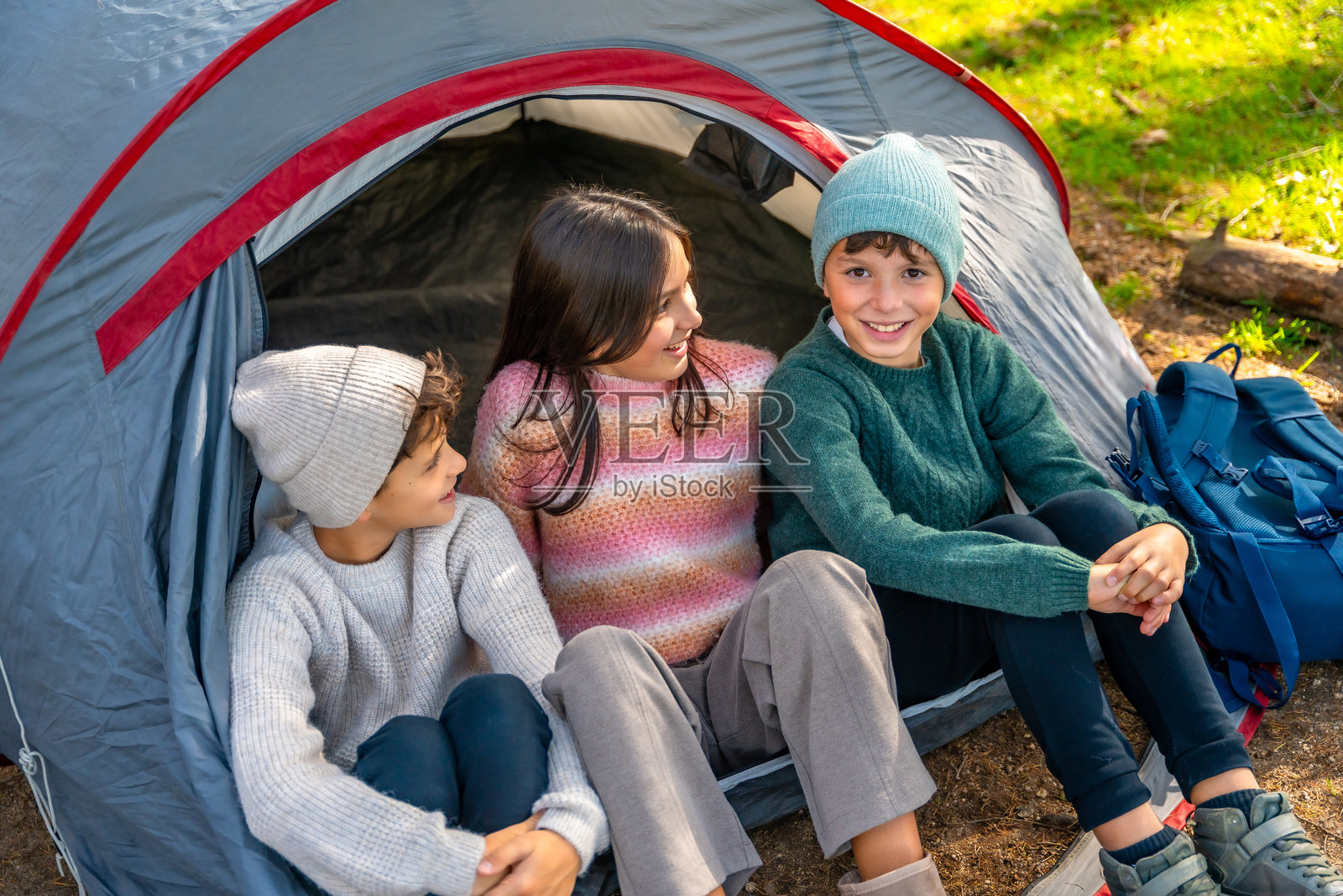 孩子们在森林里享受露营日照片摄影图片