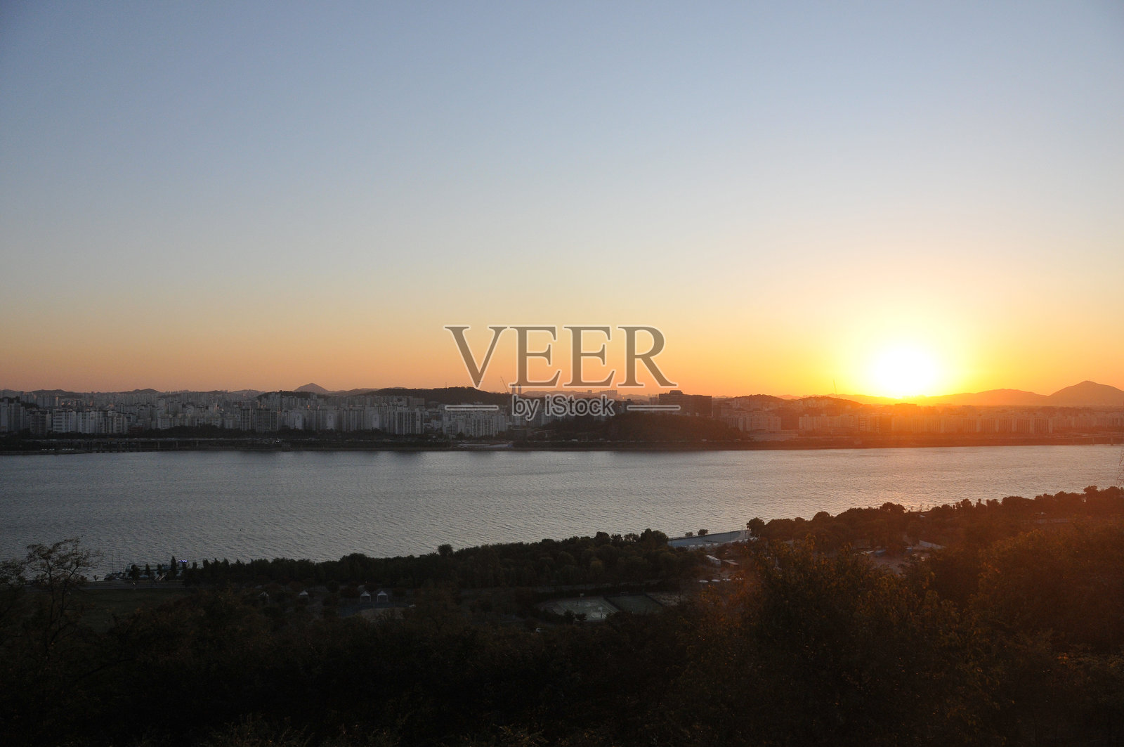 宁静而美丽的夕阳景色,映照在韩国首尔汉江上,微风拂面,天空晴朗。照片摄影图片