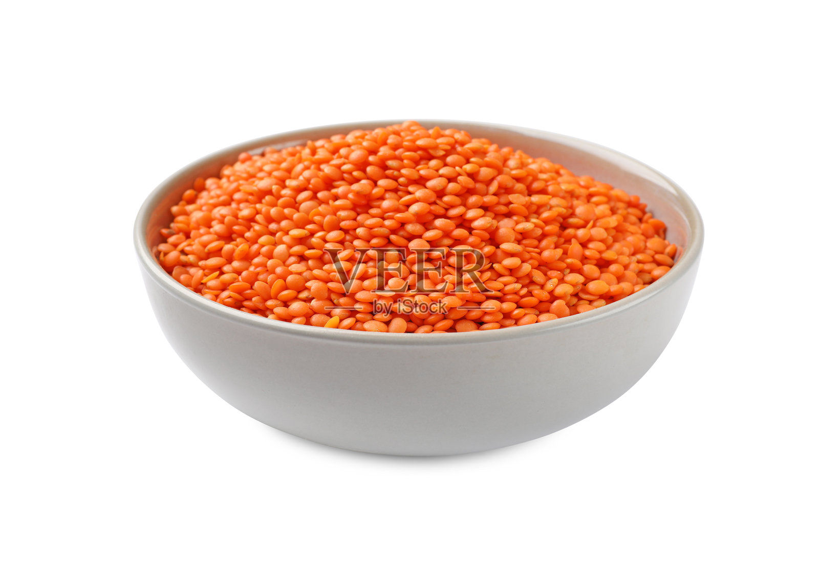 白色背景下的碗中盛着生红扁豆照片摄影图片