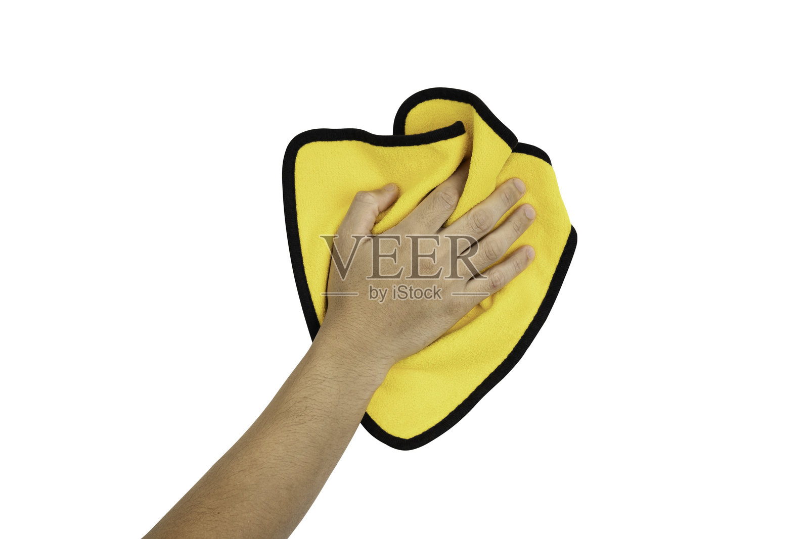 手握黄色抹布,擦拭厨房、浴室或其他房间的桌面、墙面或地面,背景为白色,带有剪切路径。照片摄影图片