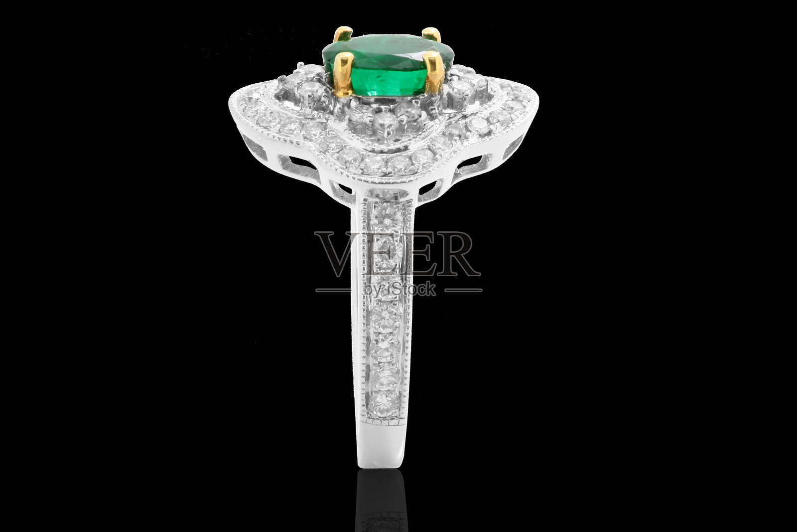 优雅的哥伦比亚翡翠和钻石戒指,白金和黄金融合的奢华珠宝,展现精美宝石的精致风格。照片摄影图片