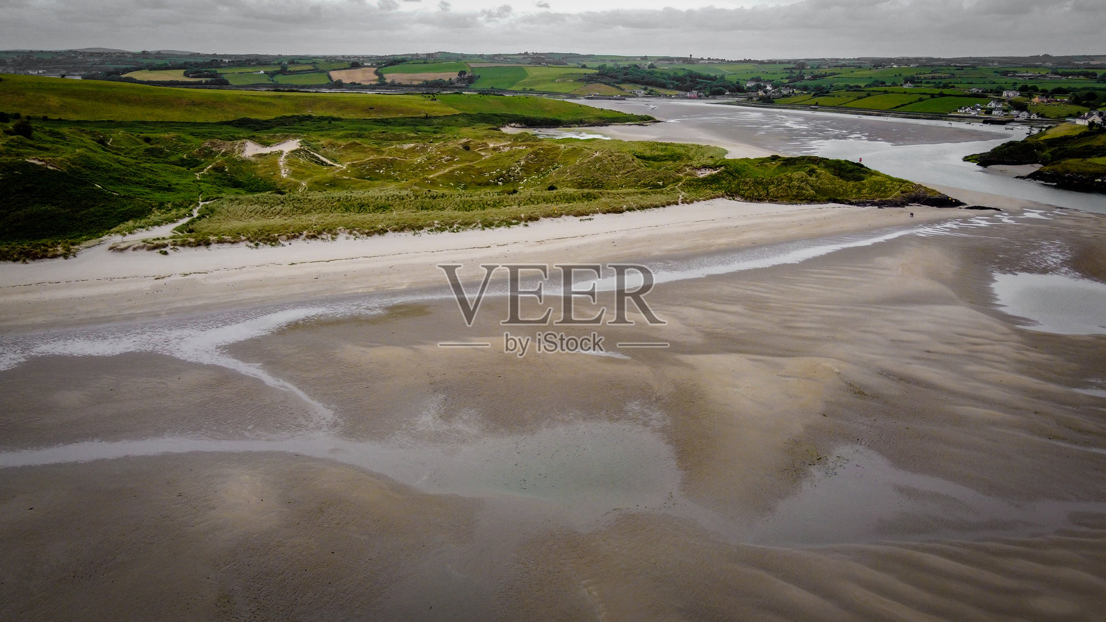 爱尔兰南部的英奇多尼海滩,阴云密布的夏日,俯视图。海滨风景。爱尔兰海滩。海岸线。照片摄影图片