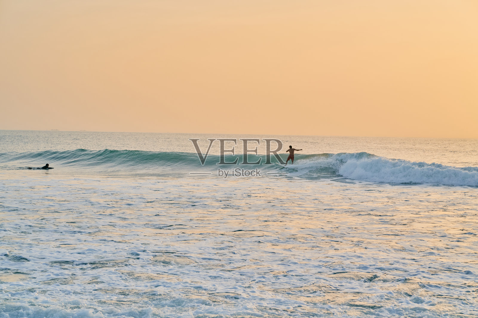 在海滩上冲浪的小孩照片摄影图片