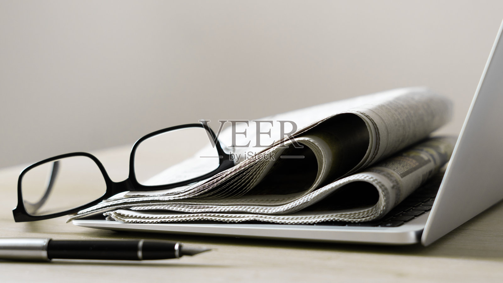 桌子上的一堆报纸堆叠在一起照片摄影图片