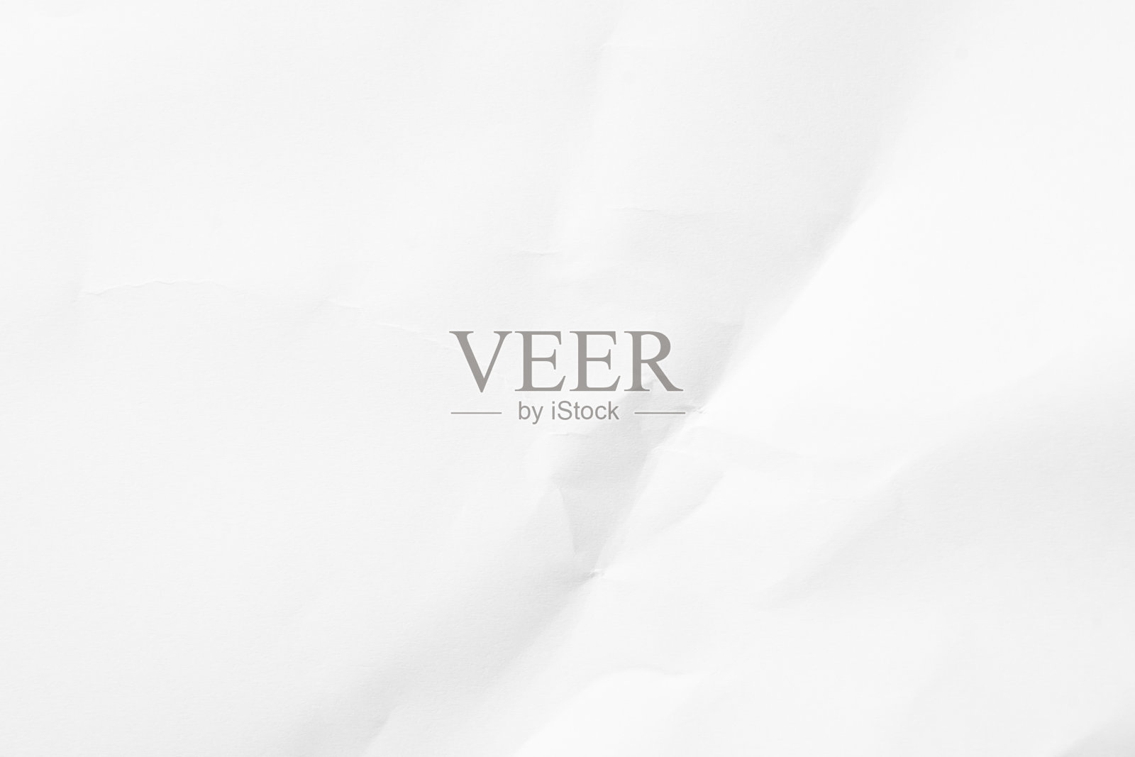 白色纸张纹理背景。皱褶的白纸抽象形状背景,留有空间供文本使用。照片摄影图片