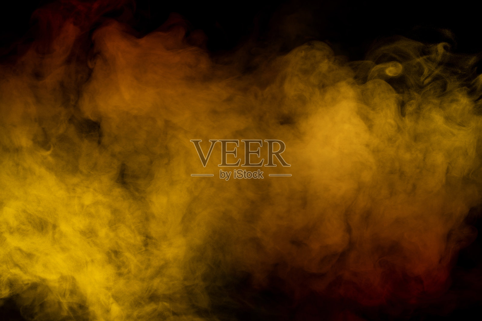 黑色背景上的橙色和红色蒸汽。照片摄影图片