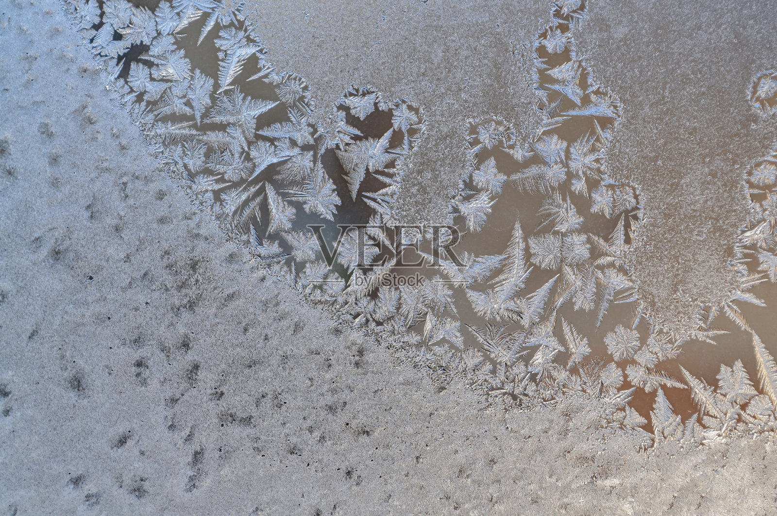 窗玻璃上的霜花图案照片摄影图片