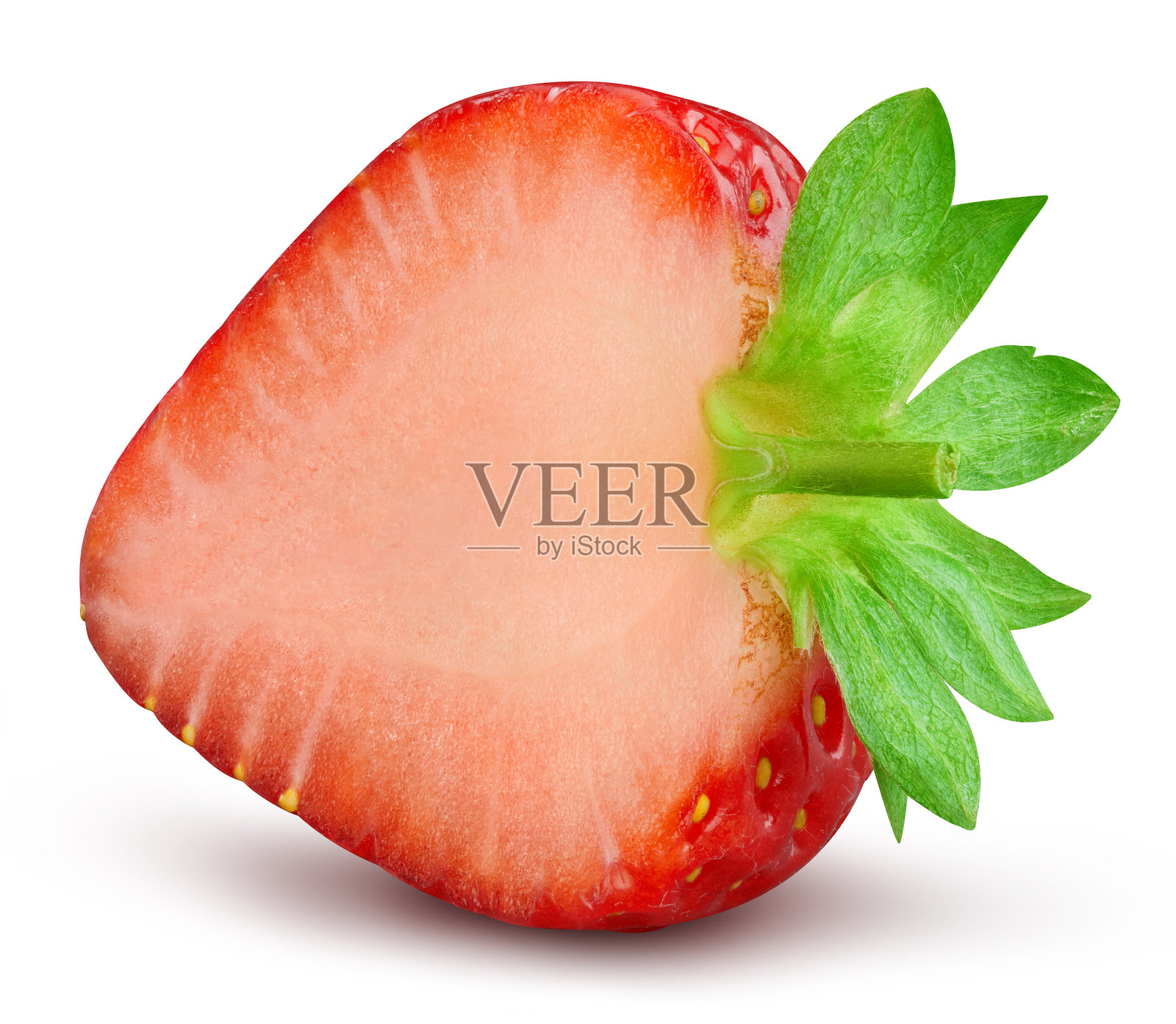 新鲜有机草莓,带叶子,孤立剪切路径照片摄影图片