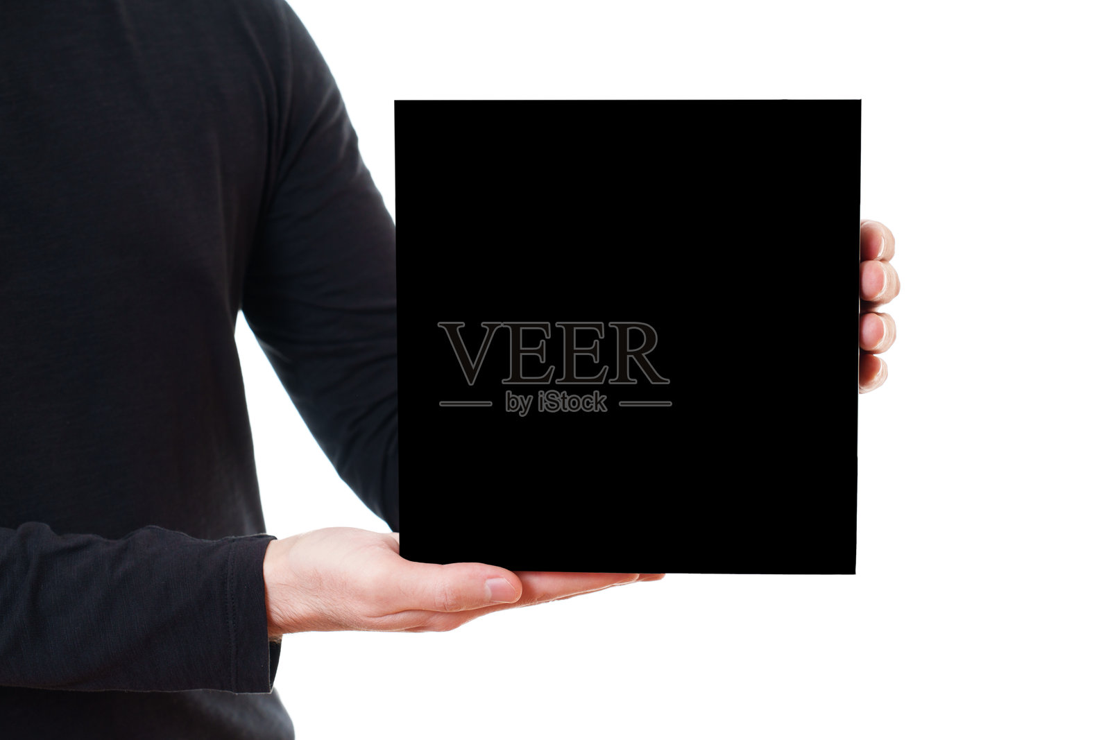 手持黑色盒子的人,背景为白色照片摄影图片