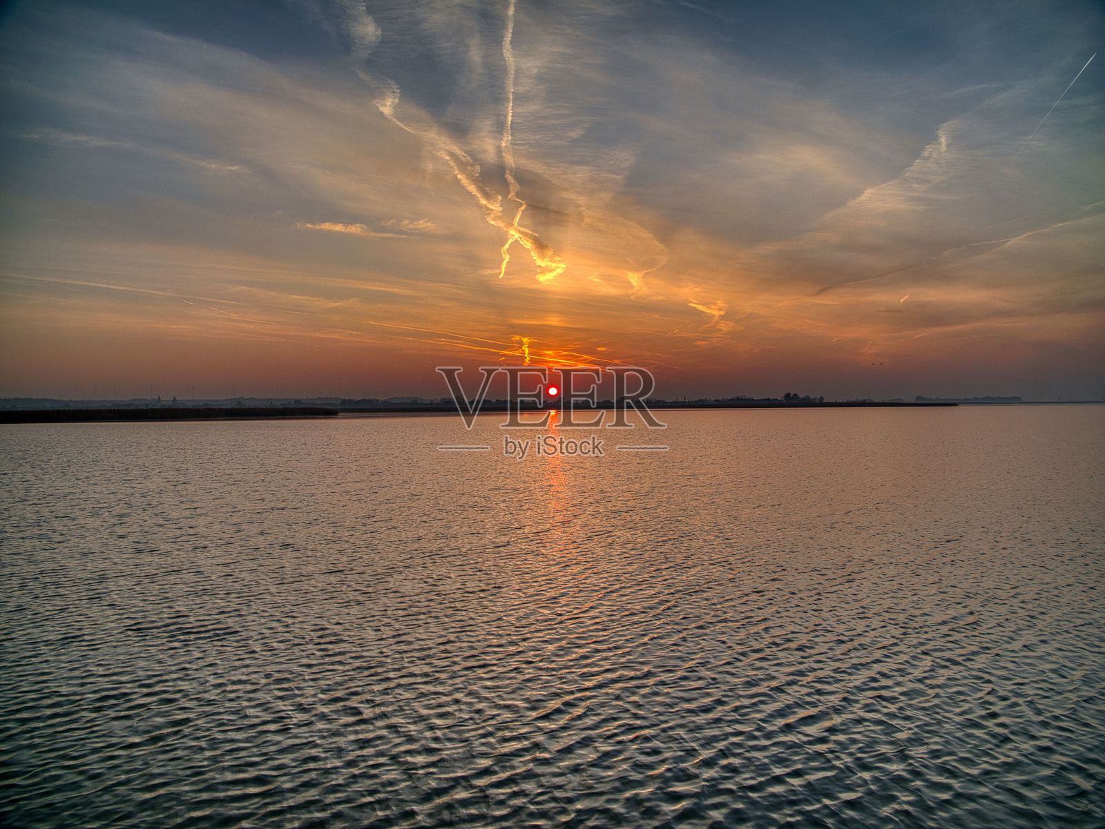 平静海面上的日落照片摄影图片