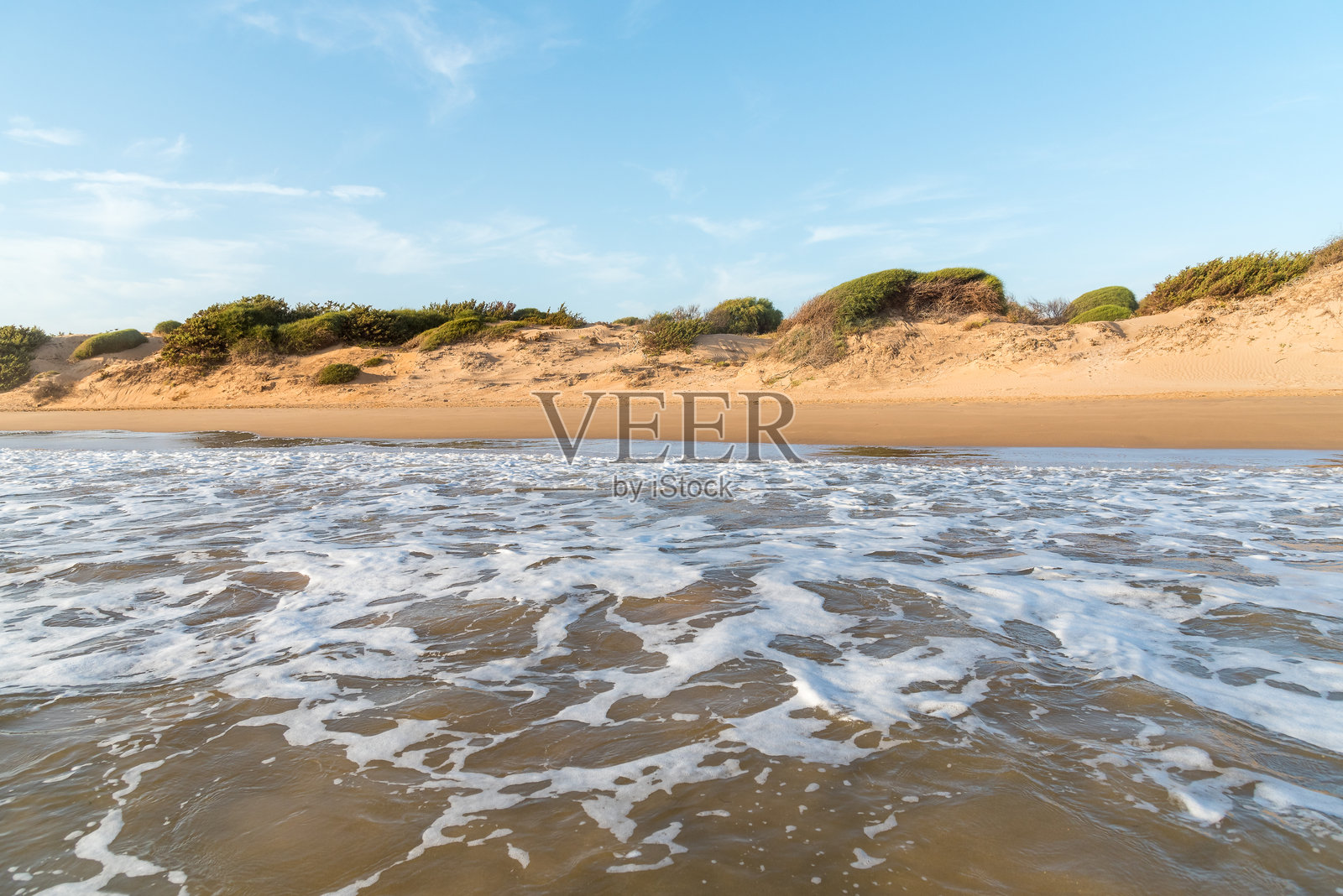 地中海沿岸的圣玛丽亚·德尔·福卡洛沙滩和沙丘,位于西西里岛拉古萨省的伊斯皮卡市。照片摄影图片