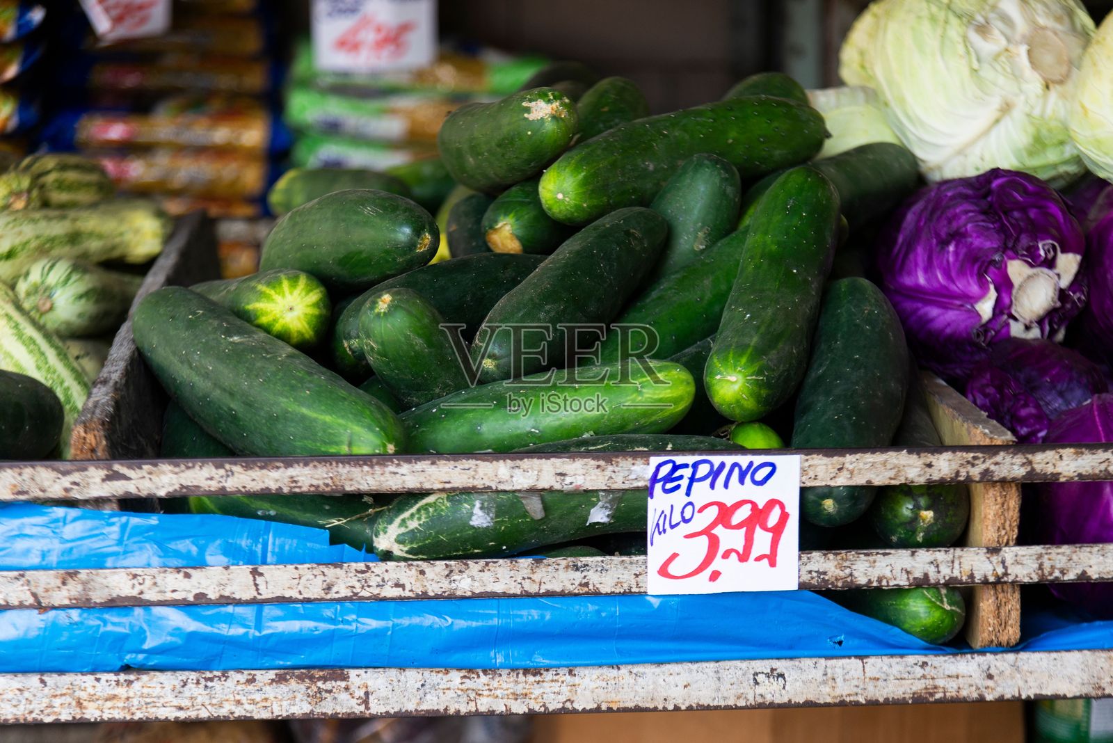 市场上新鲜西葫芦的特写,带有价格标签照片摄影图片