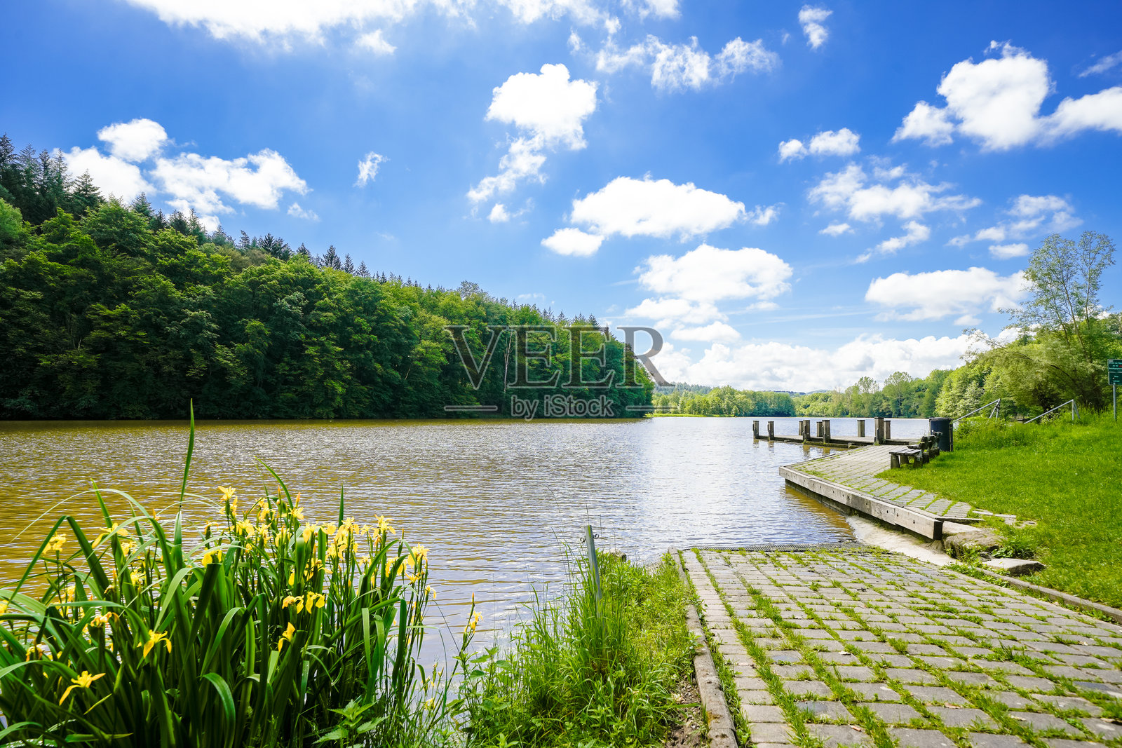 哈乌内塔尔水库及周围自然景观。位于富尔达区马尔巴赫附近的洪水滞留池。水库的风景。照片摄影图片