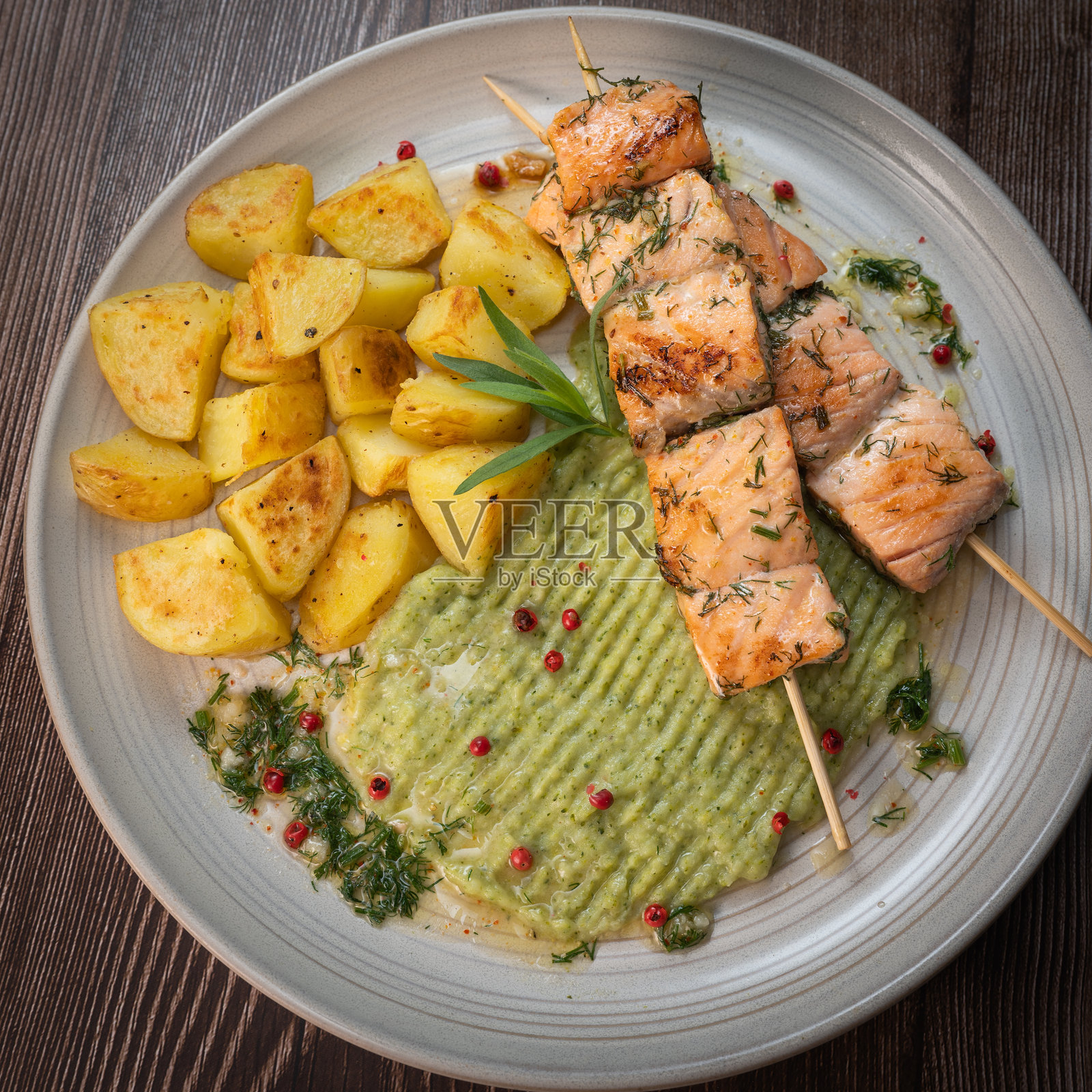 烤三文鱼串配土豆和西兰花泥照片摄影图片