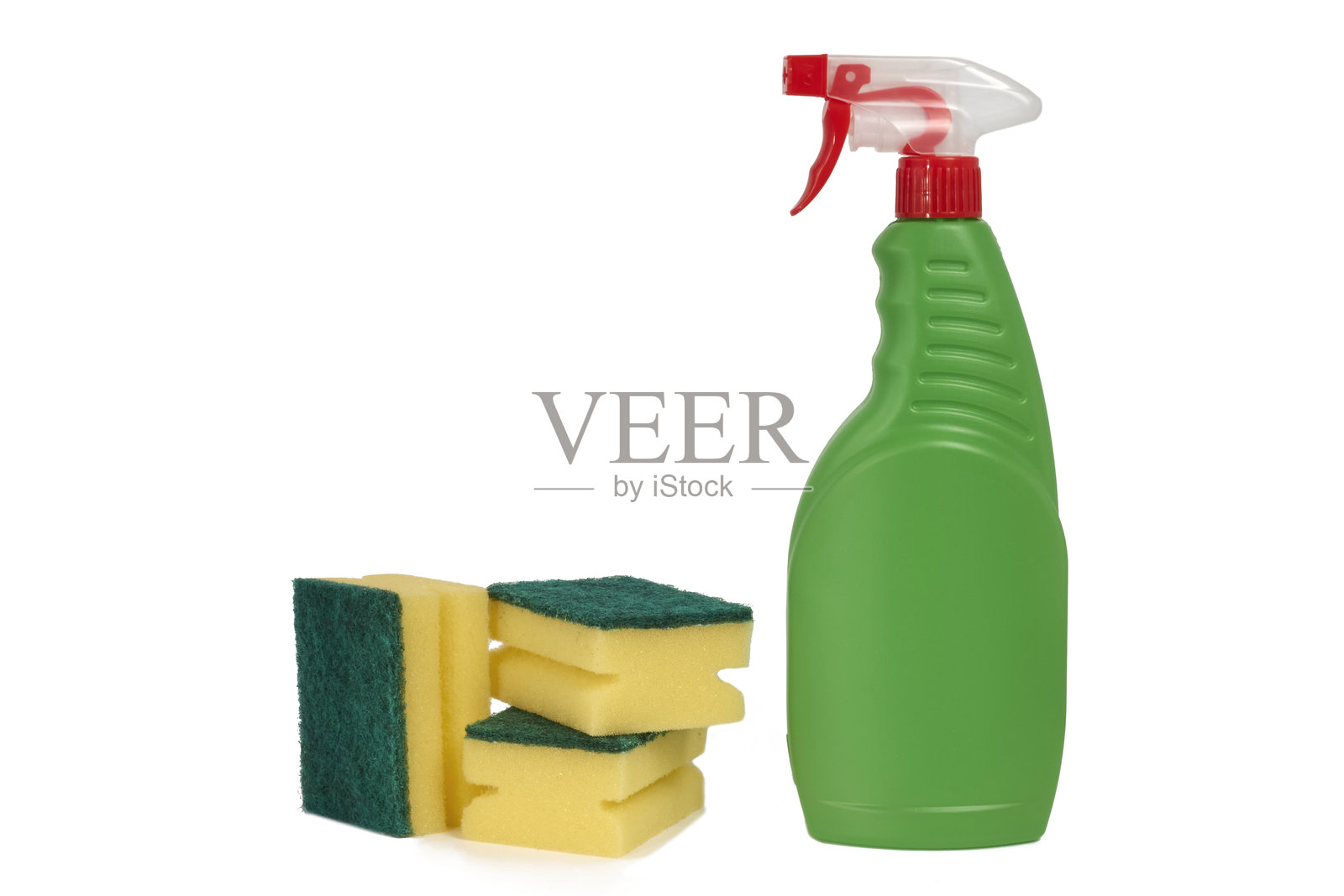 绿色喷雾瓶和厨房海绵在白色背景上照片摄影图片