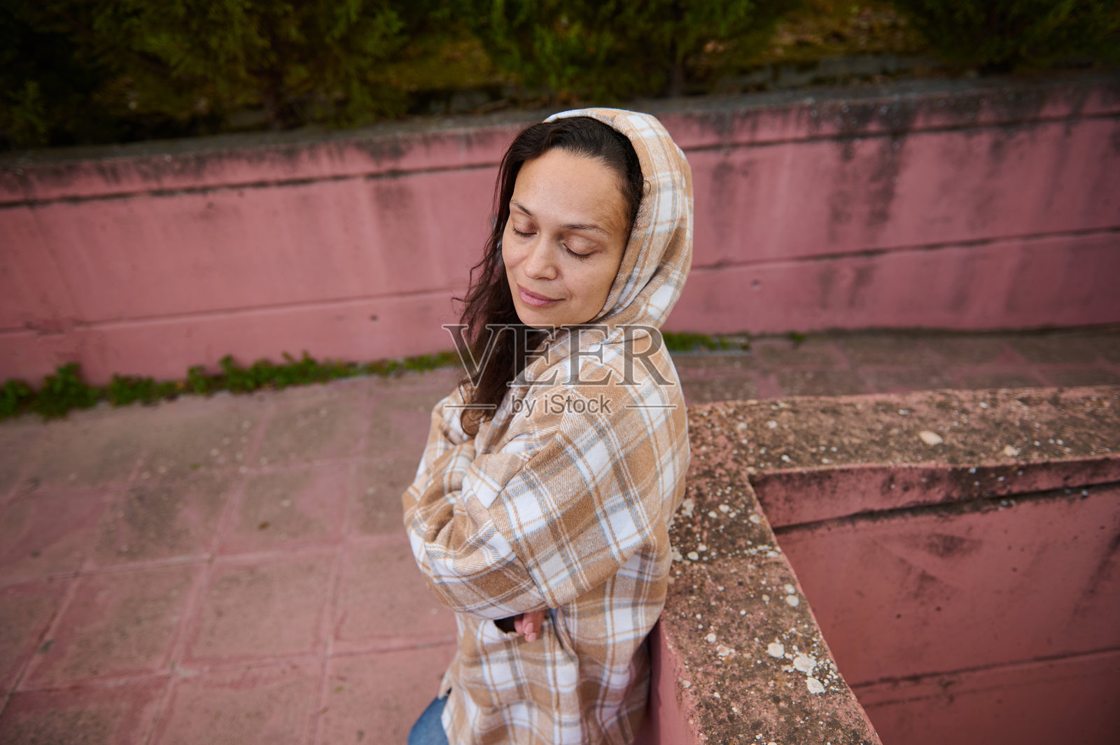 女性在城市户外环境中享受宁静时刻照片摄影图片