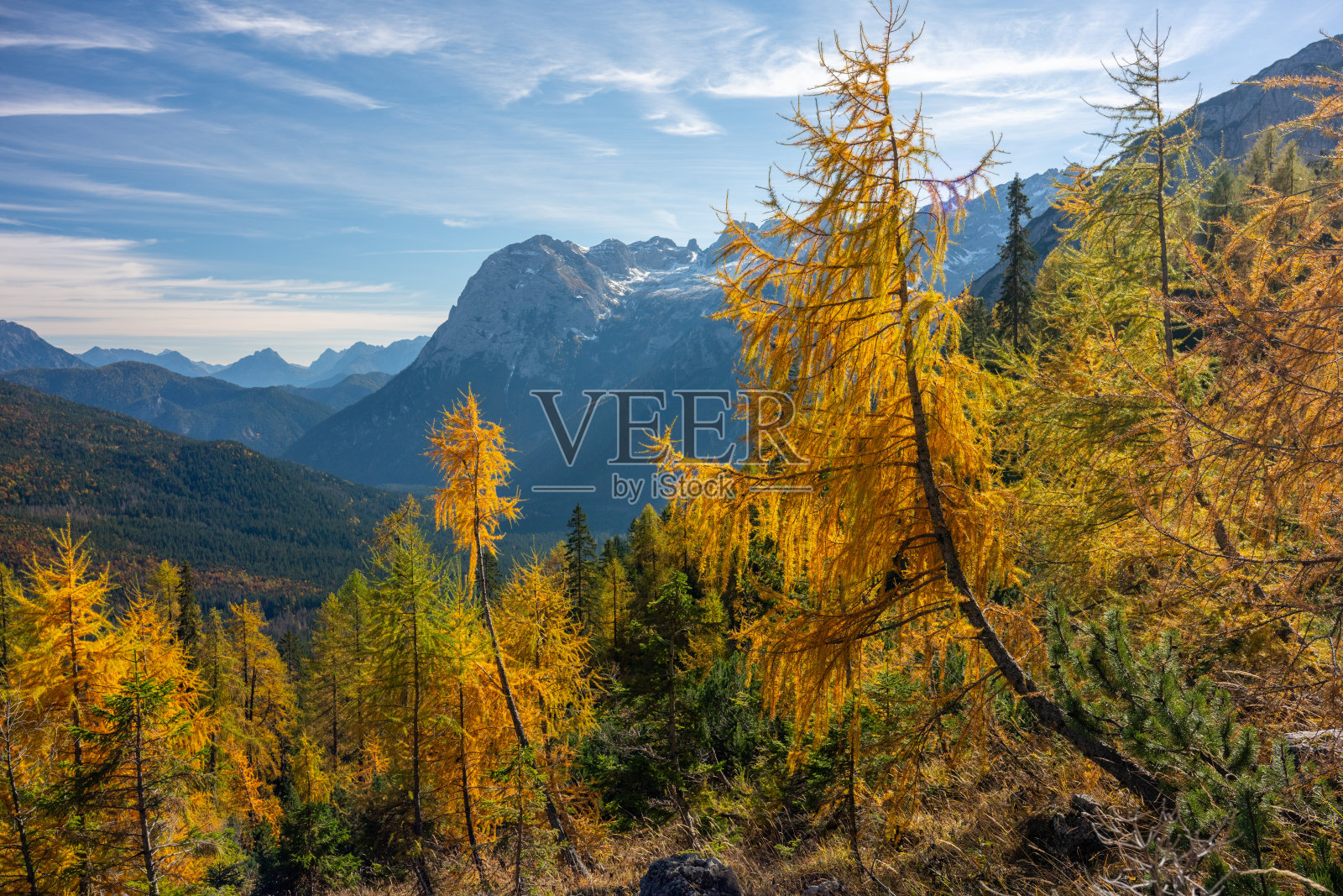 秋季意大利多洛米蒂的索拉皮斯小径,湖泊徒步旅行中的光泽景观。照片摄影图片