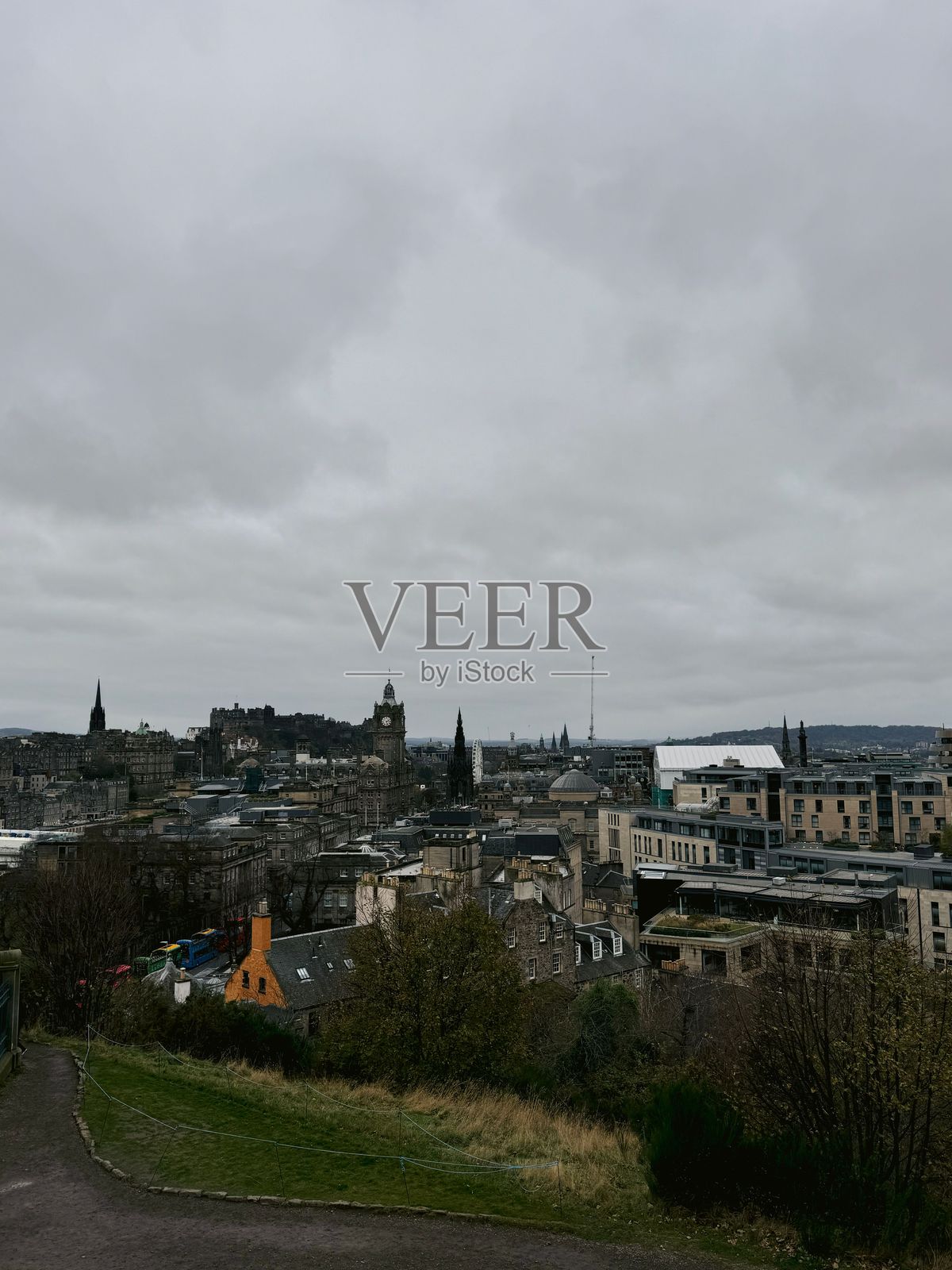 爱丁堡天际线在多云天空下的景色。苏格兰,英国照片摄影图片