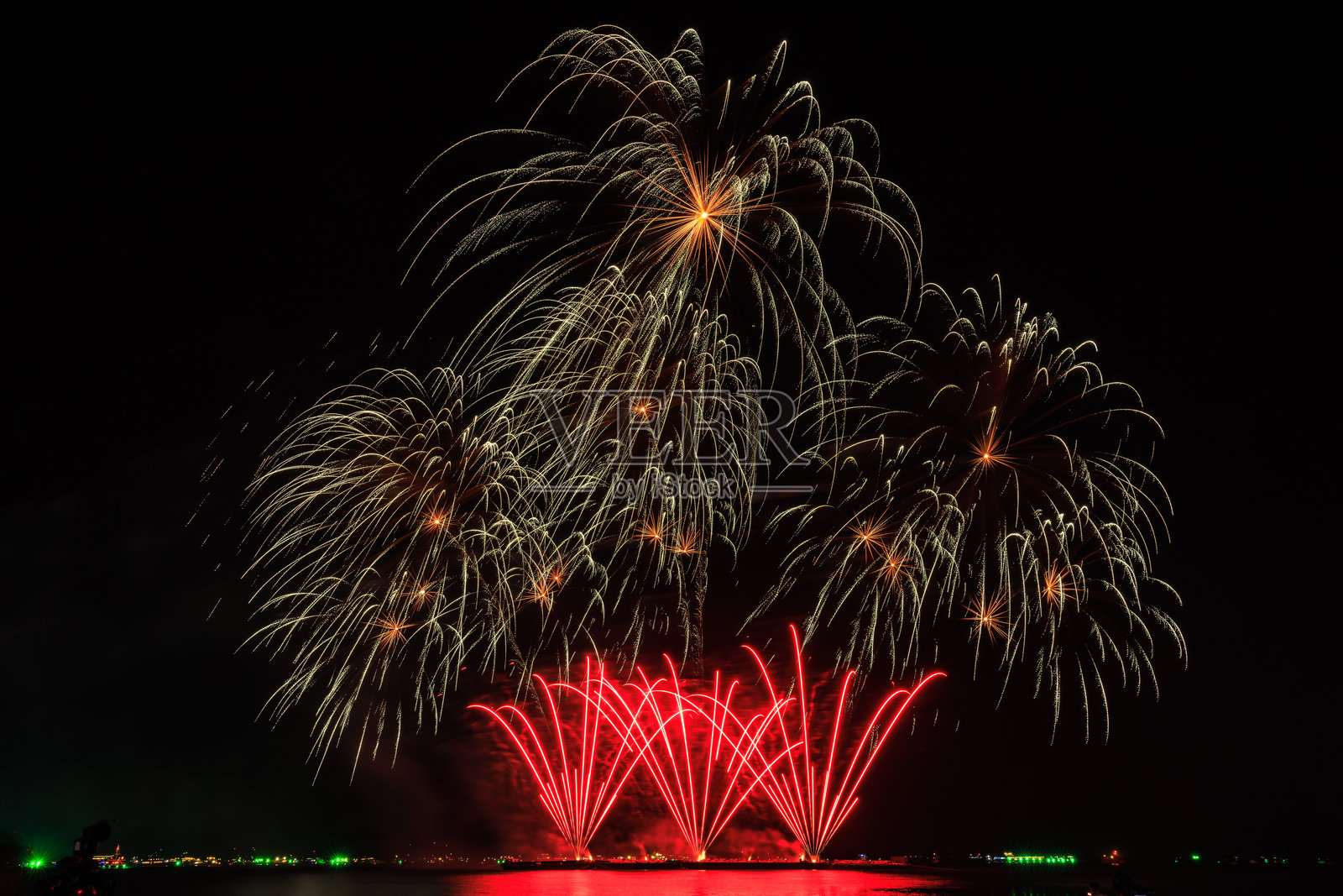 芭提雅湾的真实烟花,芭提雅国家烟花节比赛,每年11月,绚丽的烟花表演适合明信片、壁纸、背景、照片、网页和社交媒体。照片摄影图片