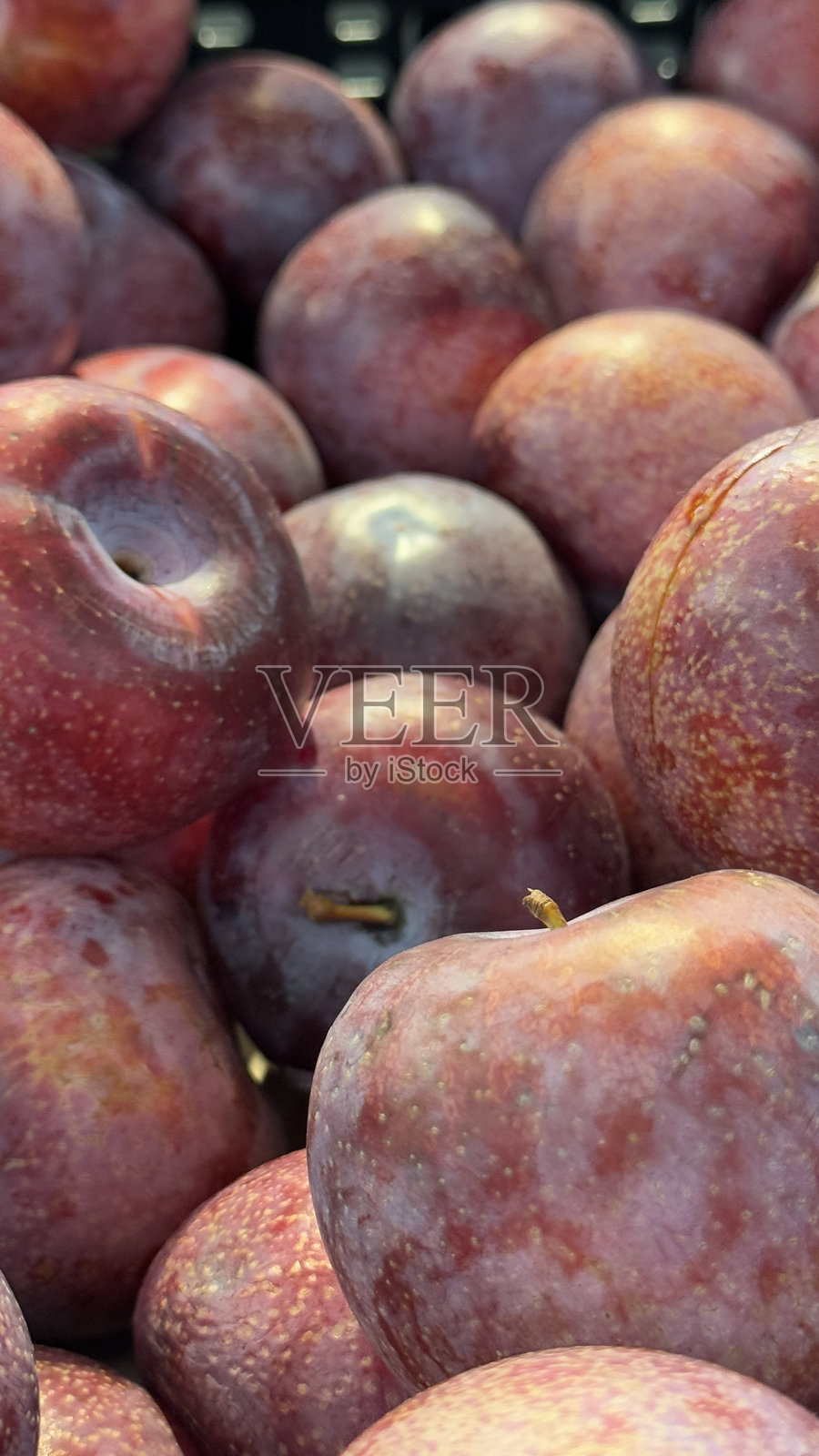 成熟甜美的李子,准备在当地农贸市场出售照片摄影图片