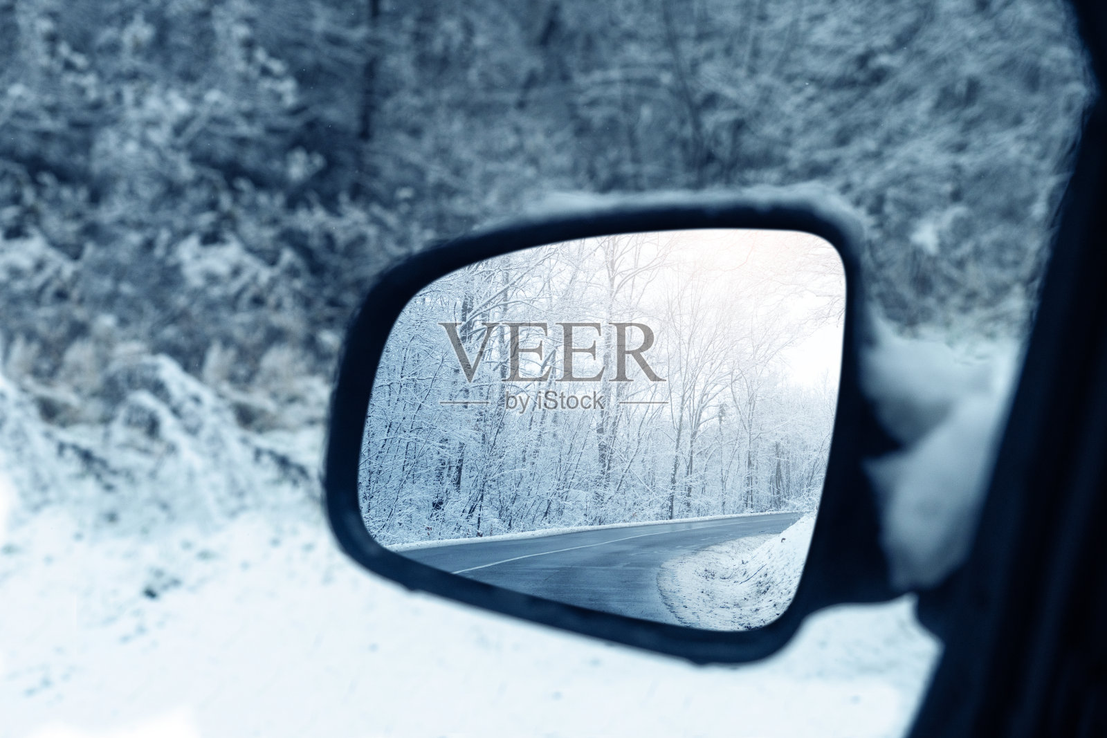 汽车后视镜反射出冬天的路况照片摄影图片