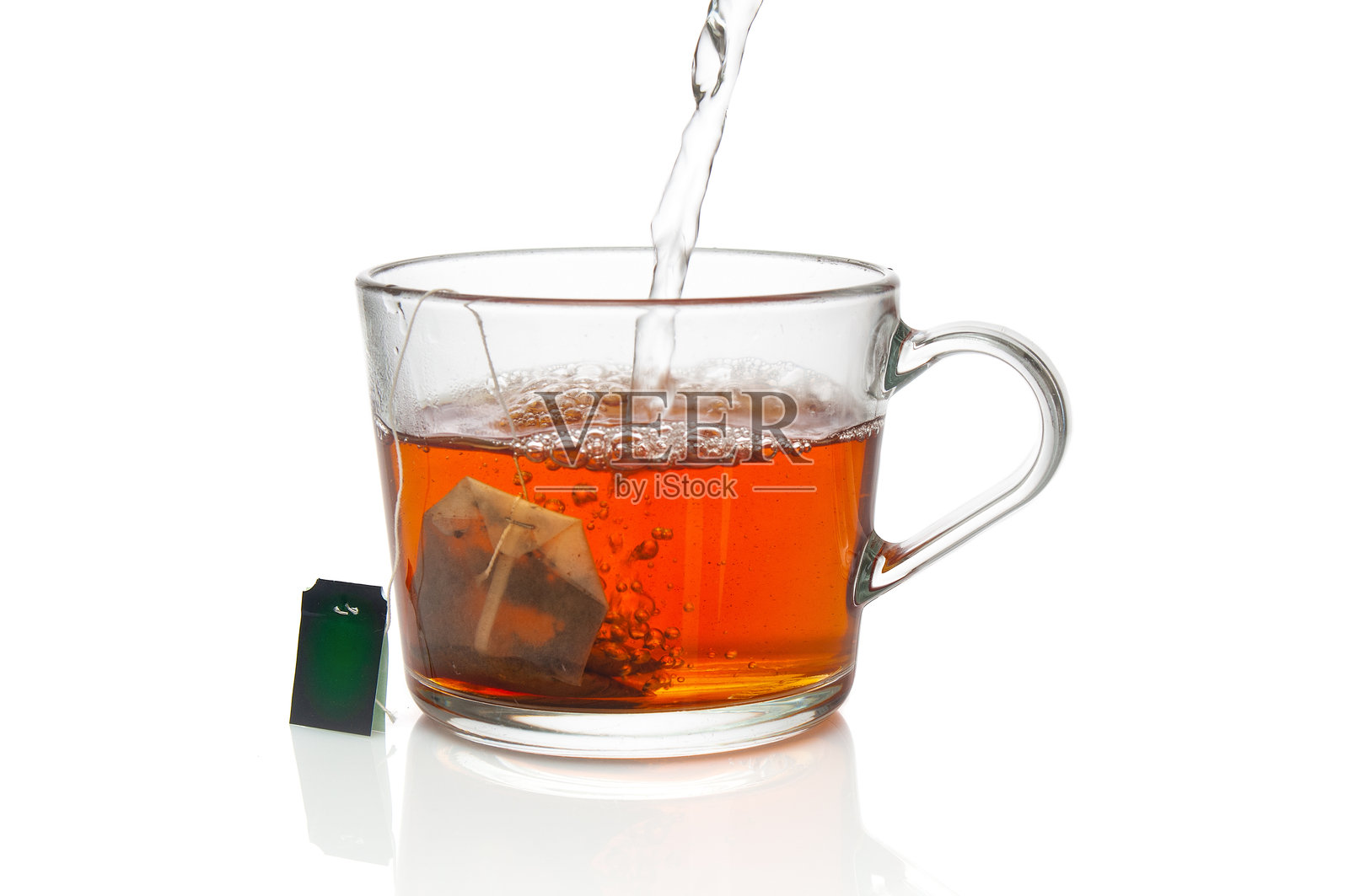 白色背景上的茶包玻璃杯特写照片摄影图片