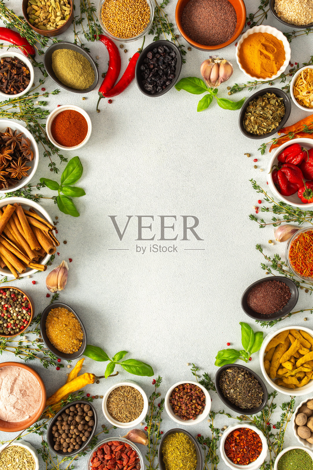 各种香草和香料的生动框架,背景为灰色,突显烹饪灵感的鲜艳色彩和风味,俯视图和留白空间照片摄影图片