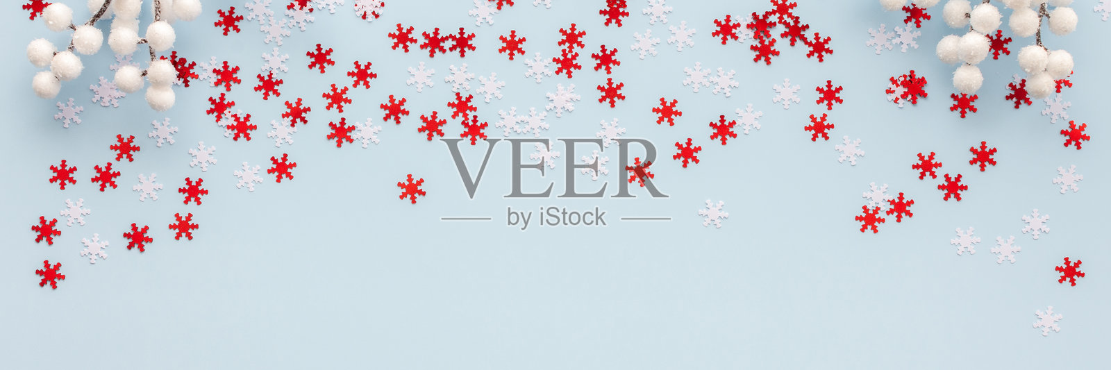 蓝色背景上的雪花照片摄影图片