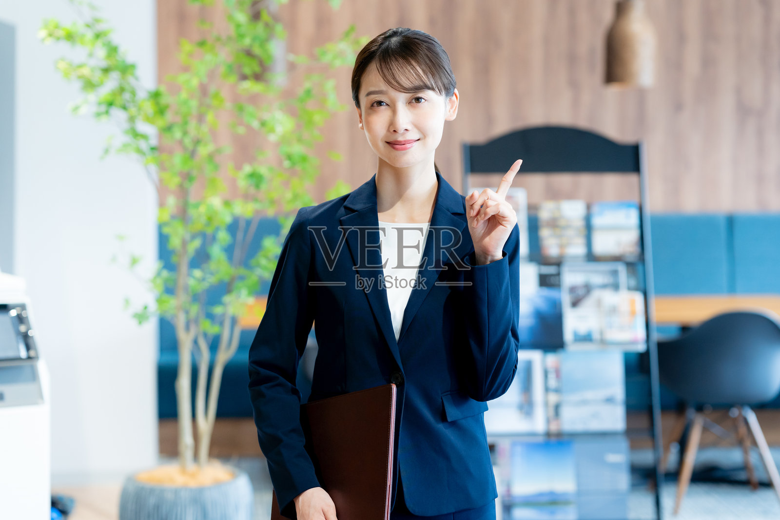 一位女性顾问在接待台工作照片摄影图片