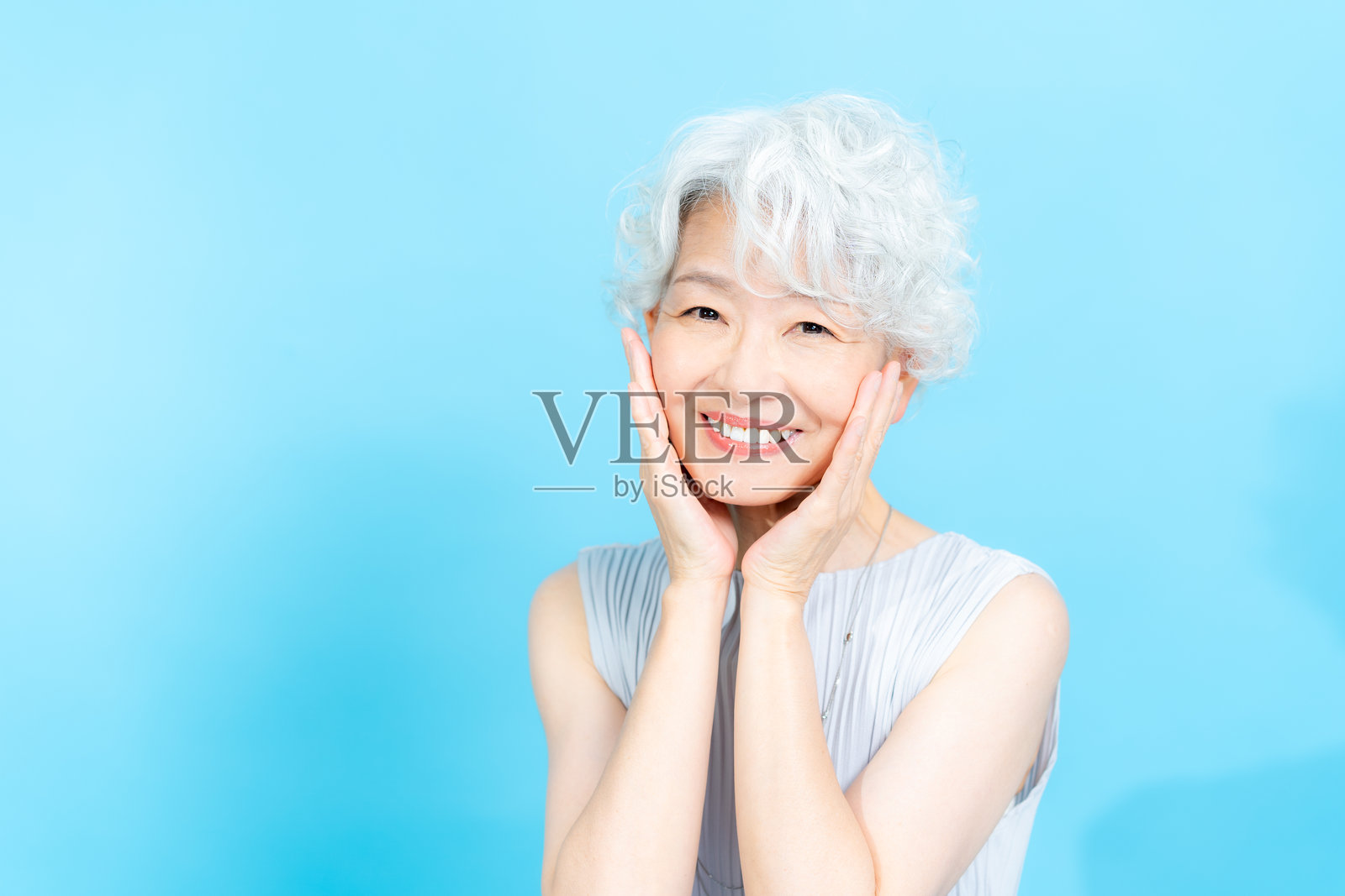 老年女性在进行护肤护理照片摄影图片