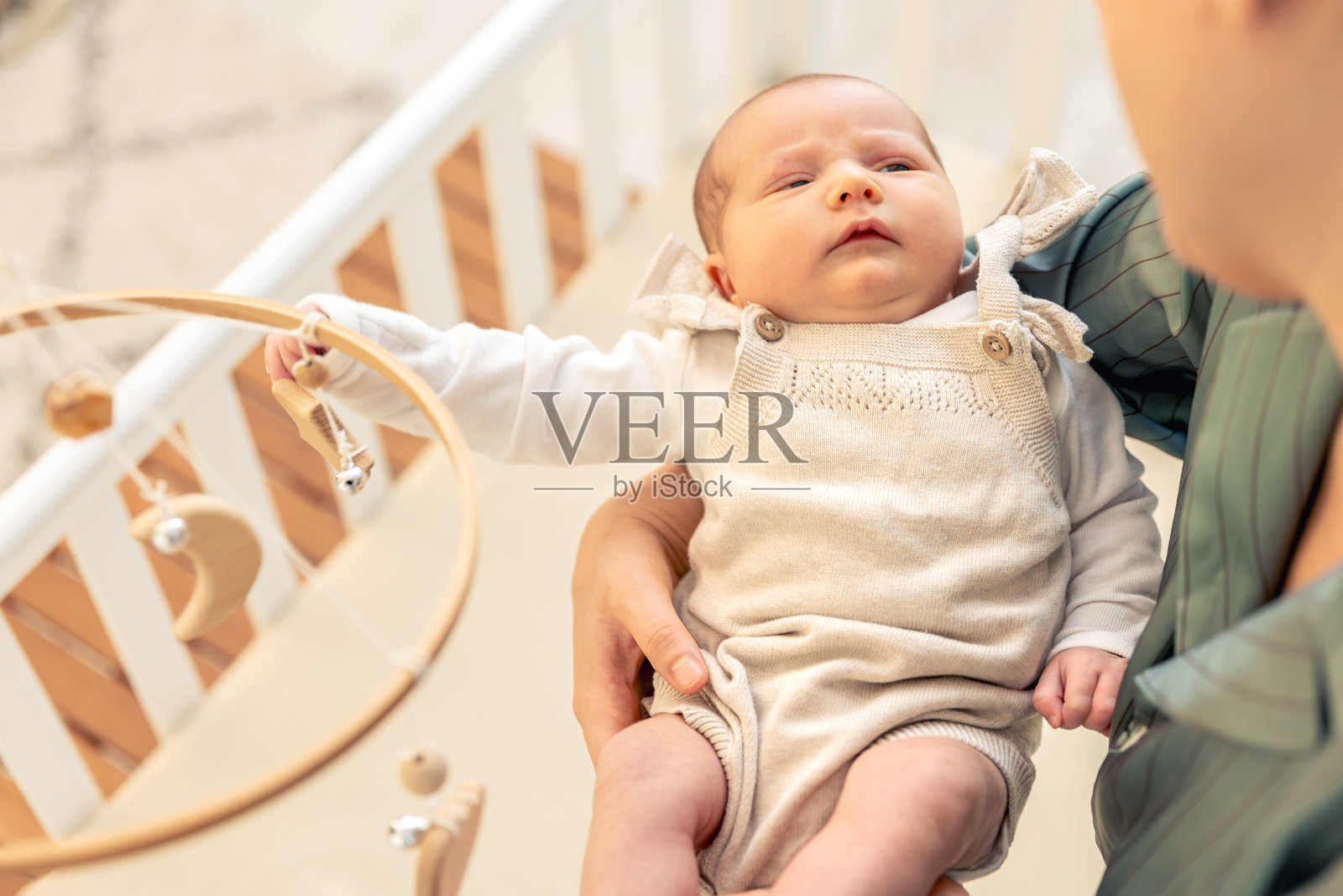 一位母亲抱着新生儿。新生儿。照片摄影图片