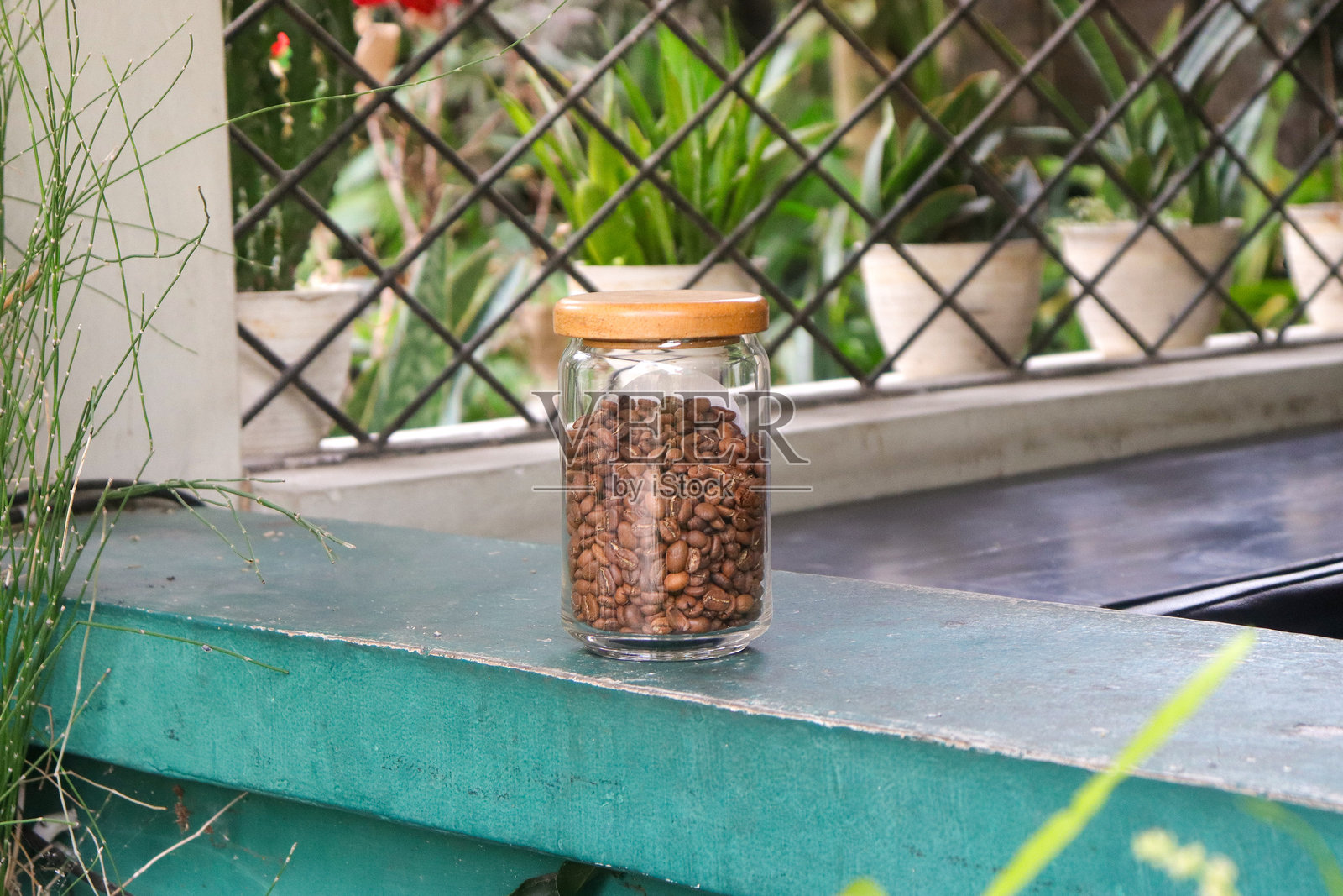 咖啡豆存放在玻璃罐中照片摄影图片