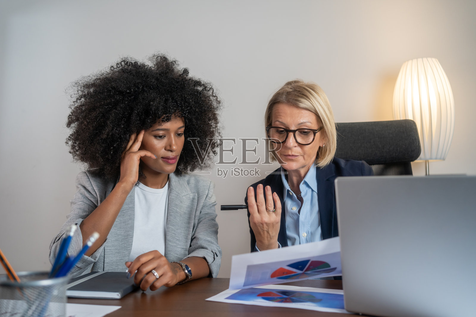 现代会议室中的女商人会议照片摄影图片