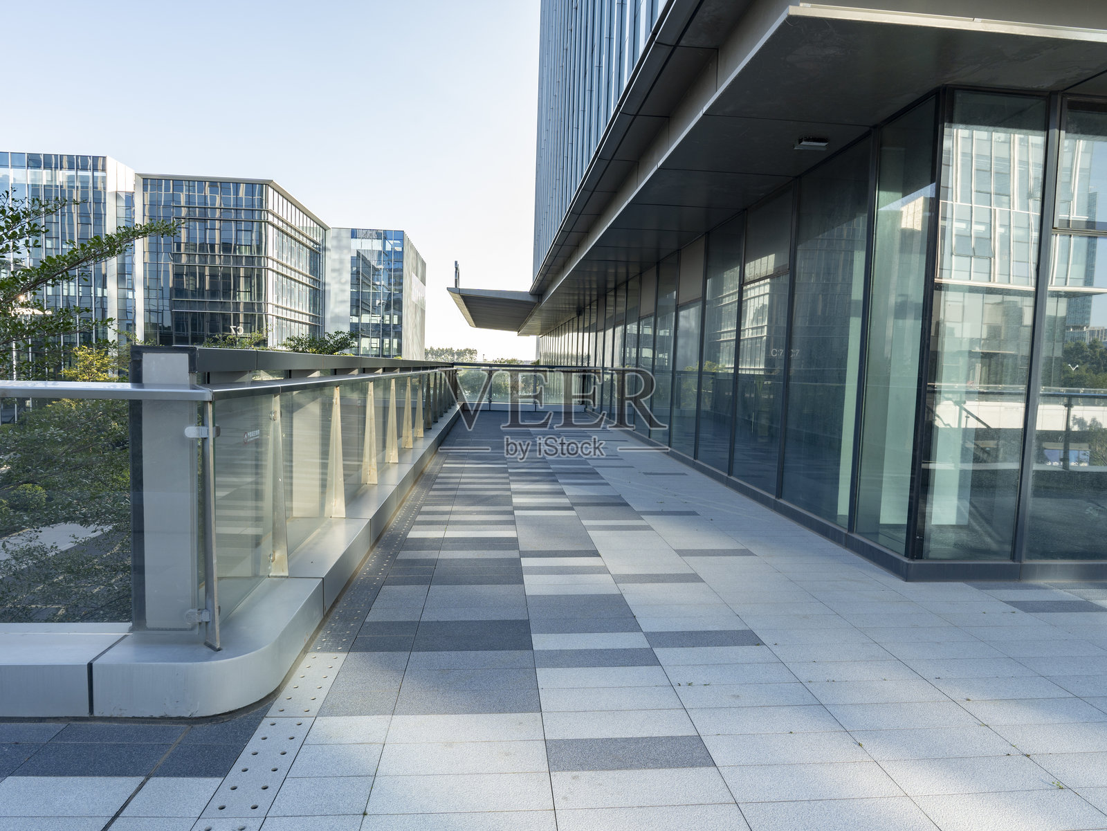 现代办公楼的地板照片摄影图片