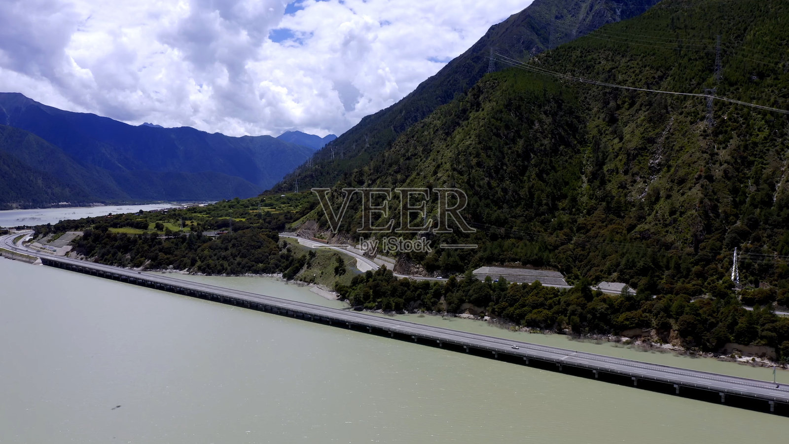 拉萨-林芝高速公路,西藏,中国,亚洲。西藏公路,中国高速公路。照片摄影图片