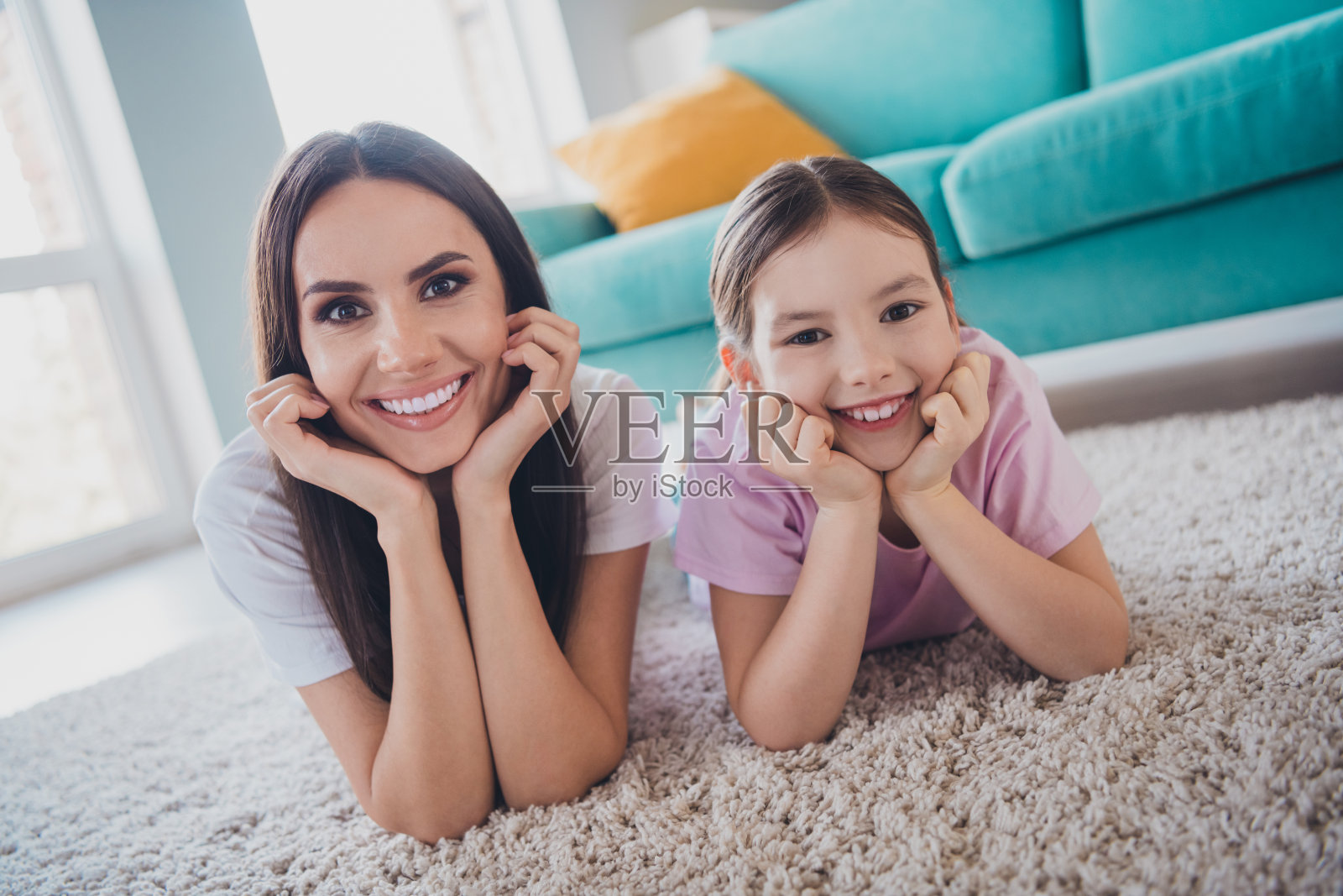 快乐可爱的妈妈和女儿在公寓客厅的地板上一起度过周末时光照片摄影图片