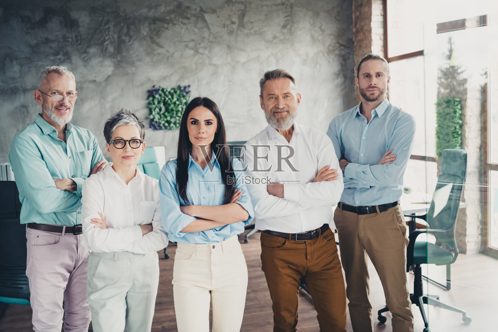 团队创业伙伴在舒适宜人的创意创业办公室里鼓掌祝贺照片摄影图片