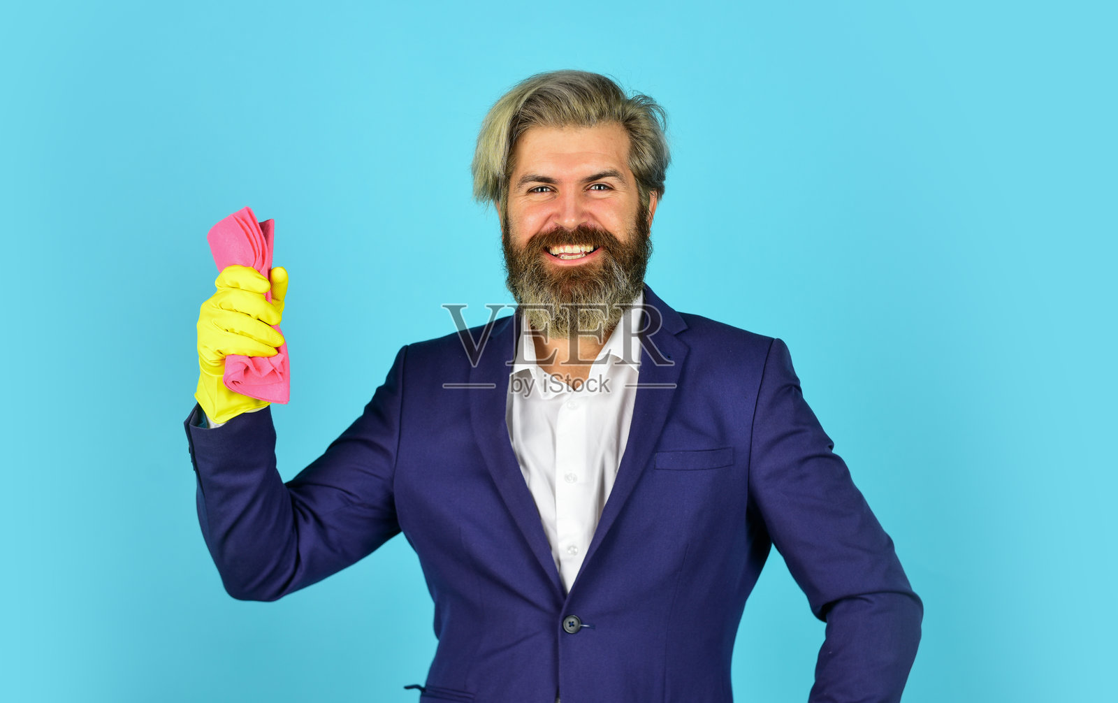 戴着洗涤手套的帅气商人。使用海绵和清洁剂进行地板清洁。清晰的商业。家务和清洁概念。家庭清洁。留胡子的男人在做家务和清洁。照片摄影图片