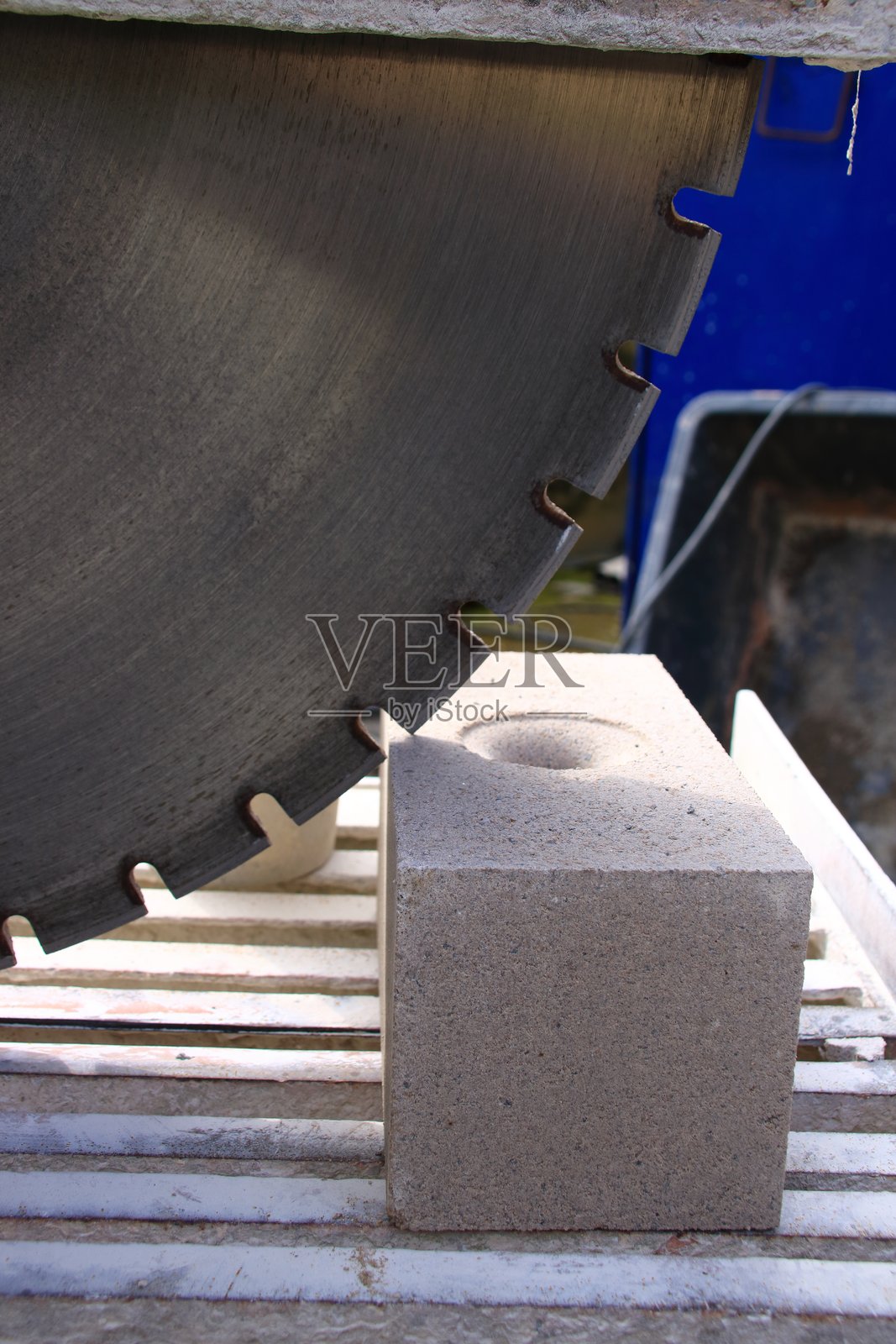 石材锯的锯片靠在砖墙上照片摄影图片