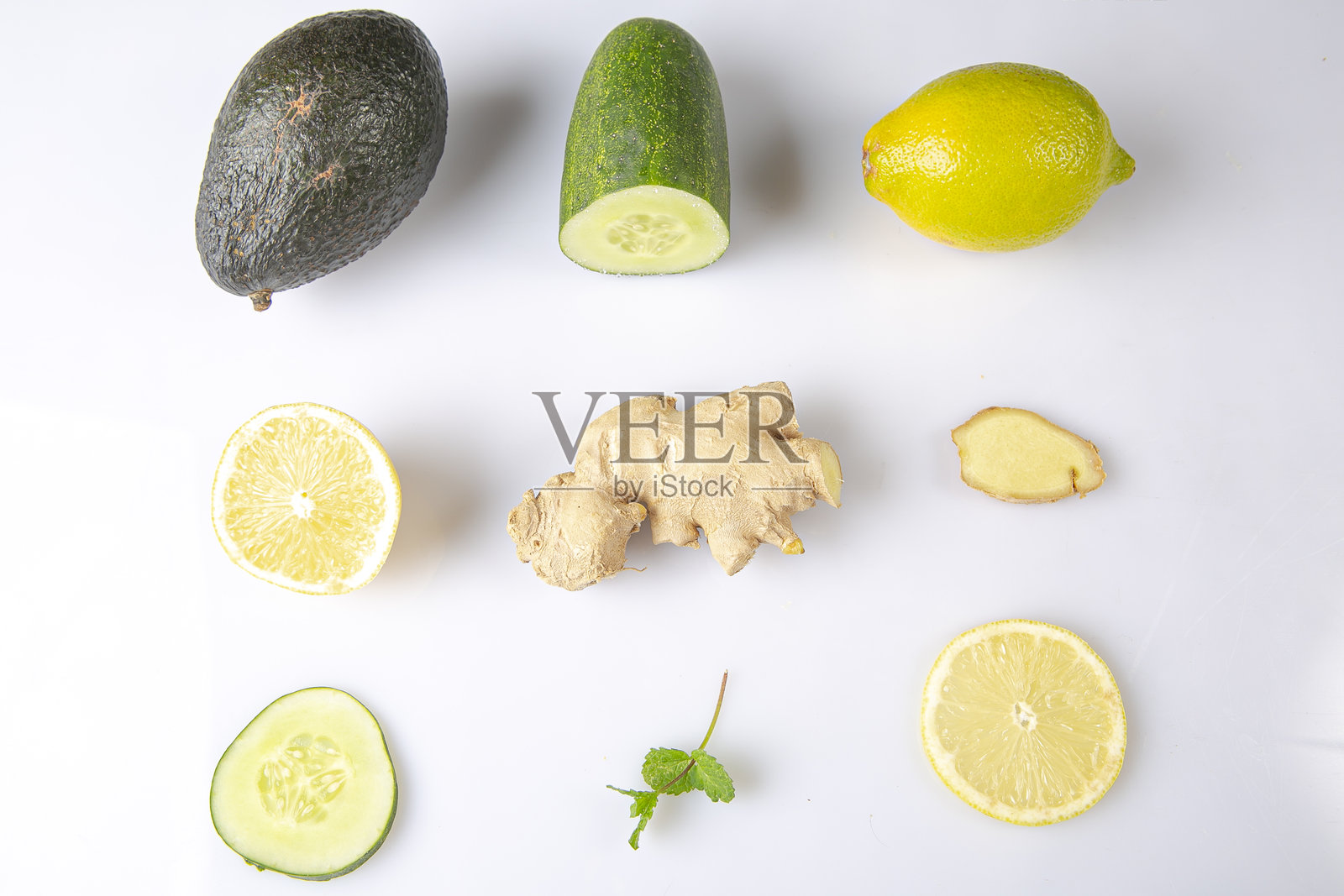 健康饮食的好食材:黄瓜、柠檬、生姜和鳄梨,背景为白色照片摄影图片