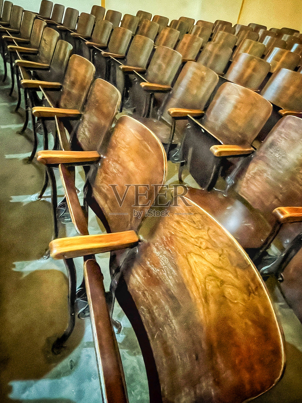 没有观众的复古木制剧院座椅照片摄影图片