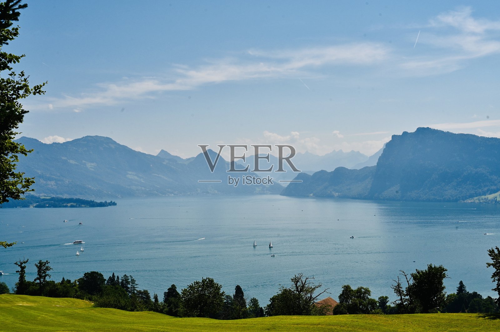 美丽的卢塞恩湖景和瑞士中央阿尔卑斯山脉照片摄影图片