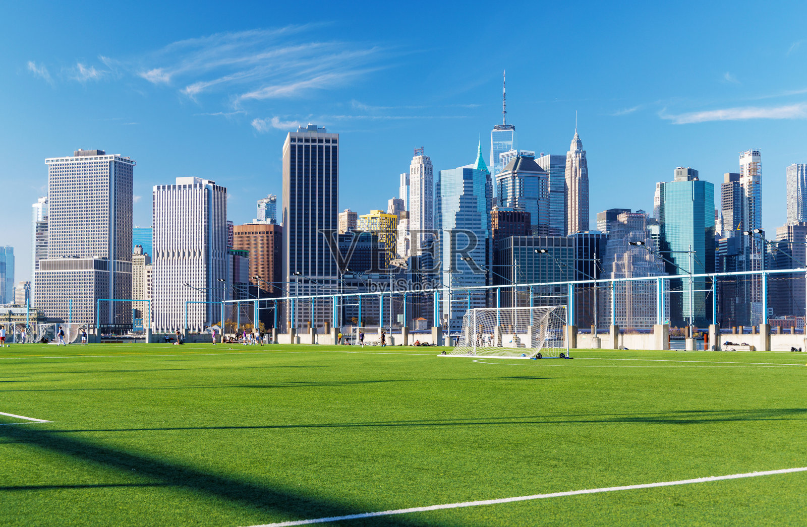 布鲁克林码头上的足球场与曼哈顿摩天大楼相映成趣照片摄影图片