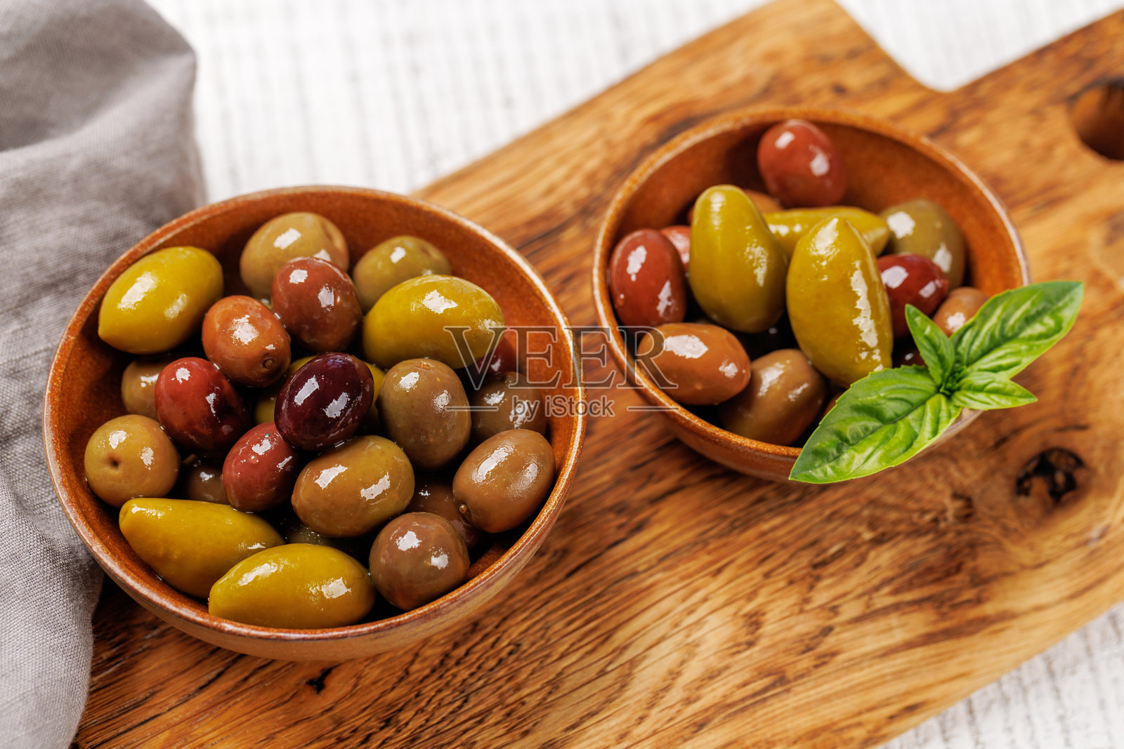 各种橄榄的拼盘,展示了不同的颜色、质地和风味。照片摄影图片