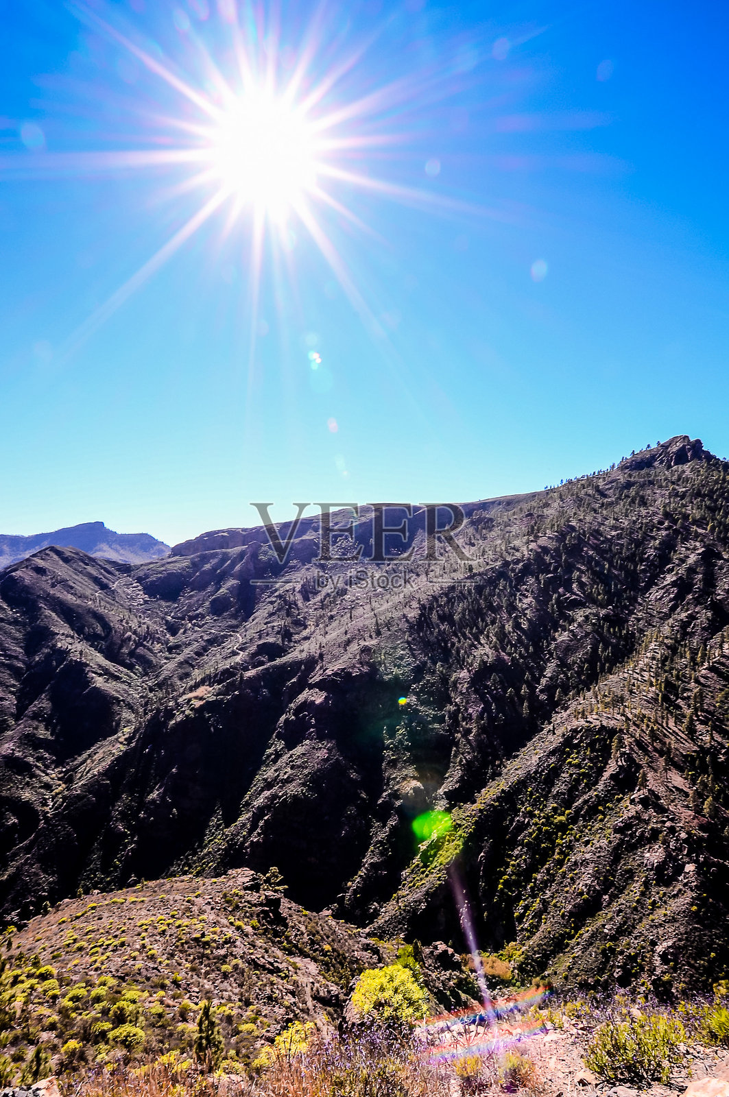 阳光明媚地照耀在山脉上,创造出美丽的景色。照片摄影图片