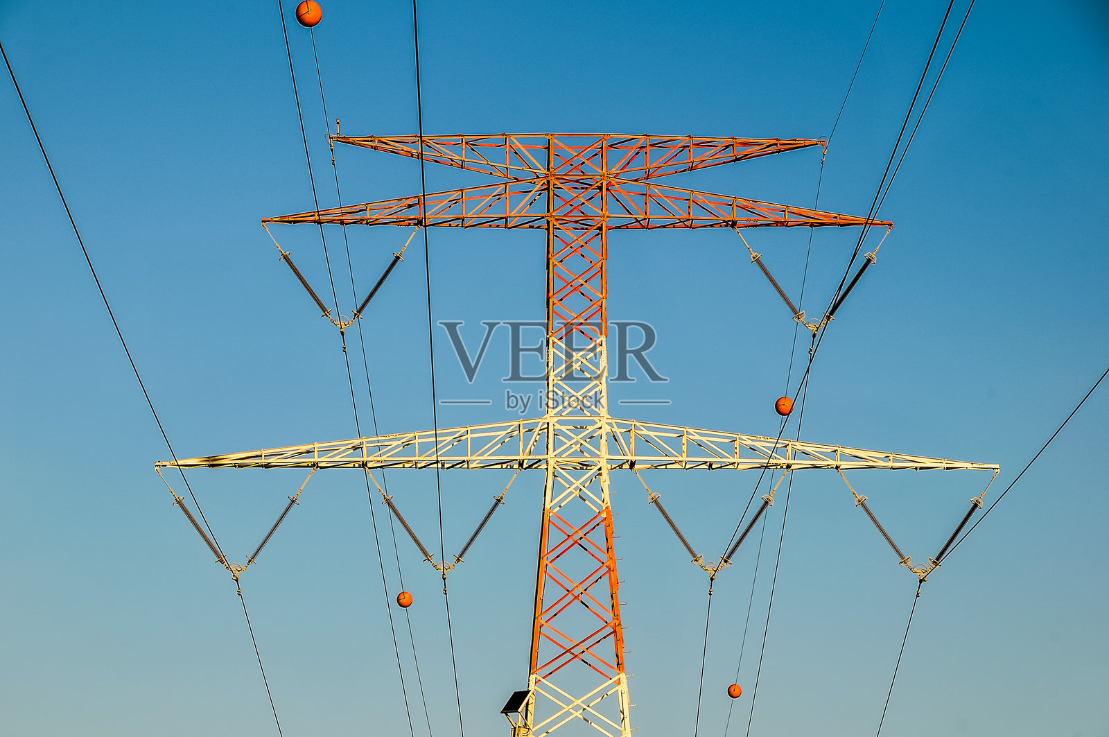 一座高大的电力塔,带有橙色和白色条纹照片摄影图片