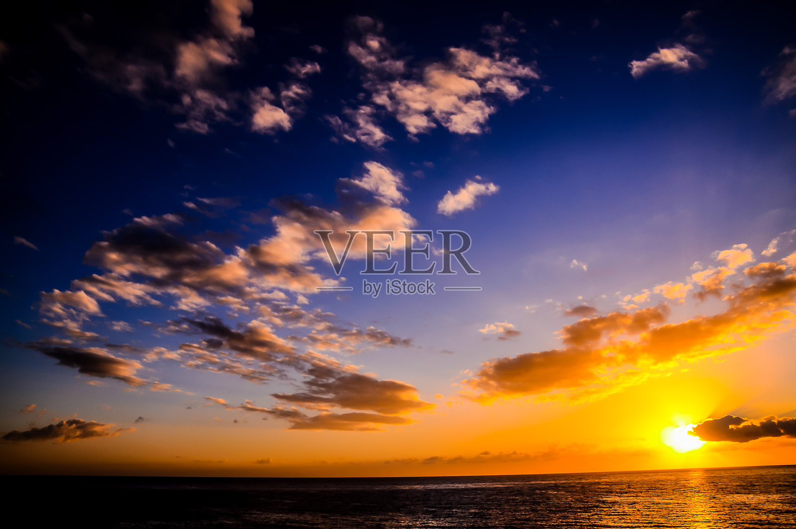 天空是美丽的蓝色和橙色的混合色调。照片摄影图片