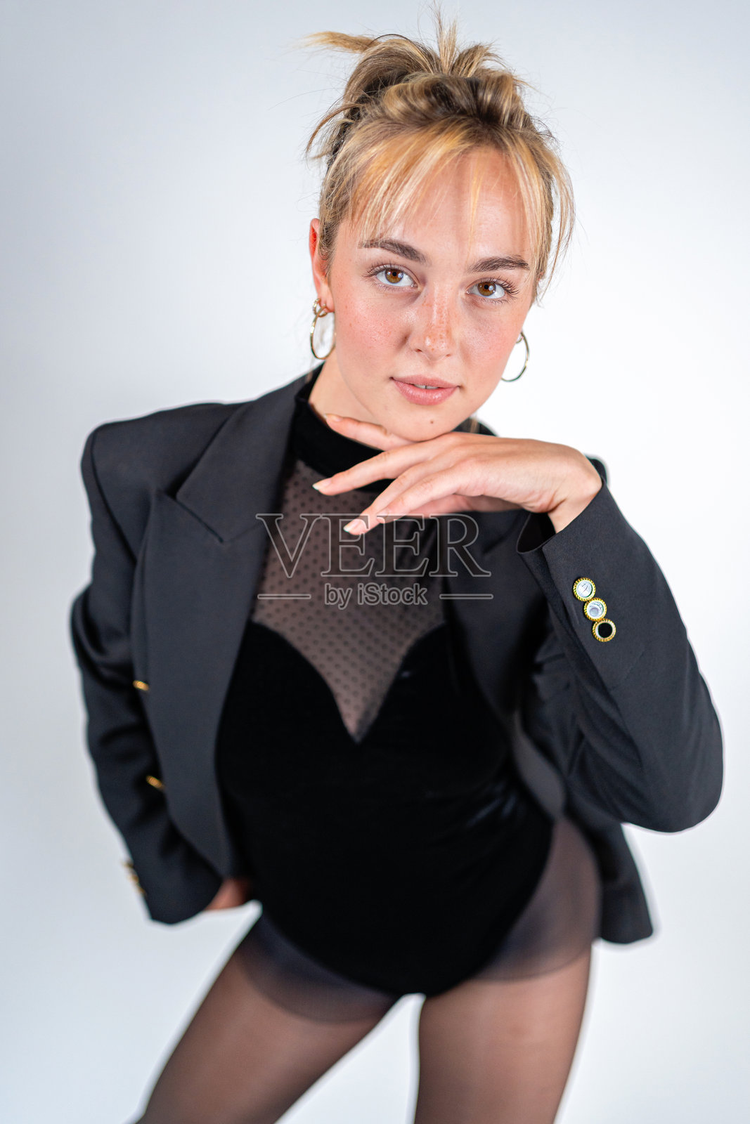 专注且才华横溢的年轻女性职业舞者的工作室肖像照片摄影图片