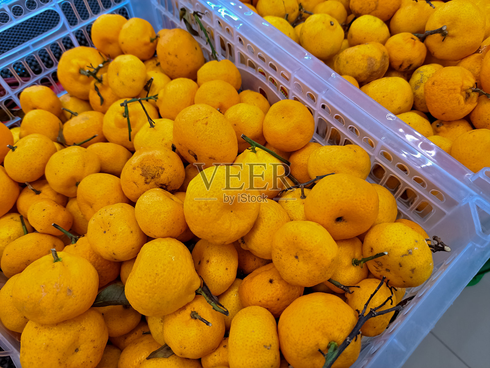 新鲜橙子在篮子里。照片摄影图片