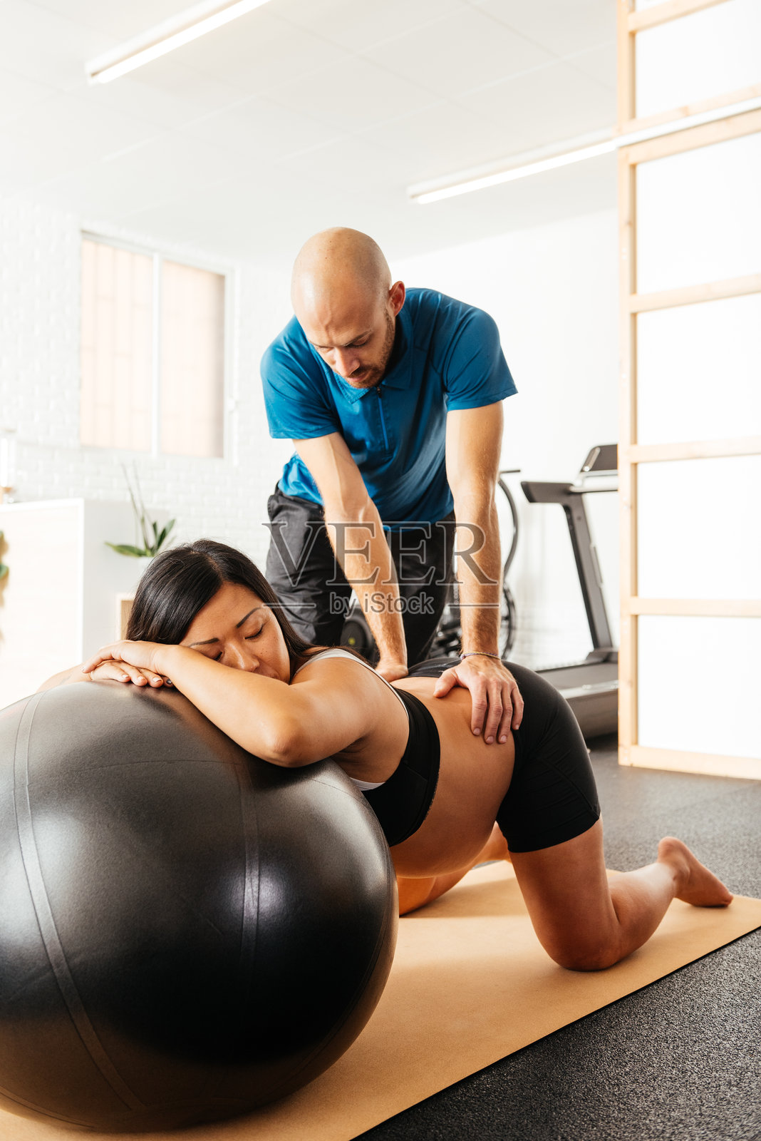 孕妇在现代养生工作室接受产前按摩疗法,下午的疗程。照片摄影图片